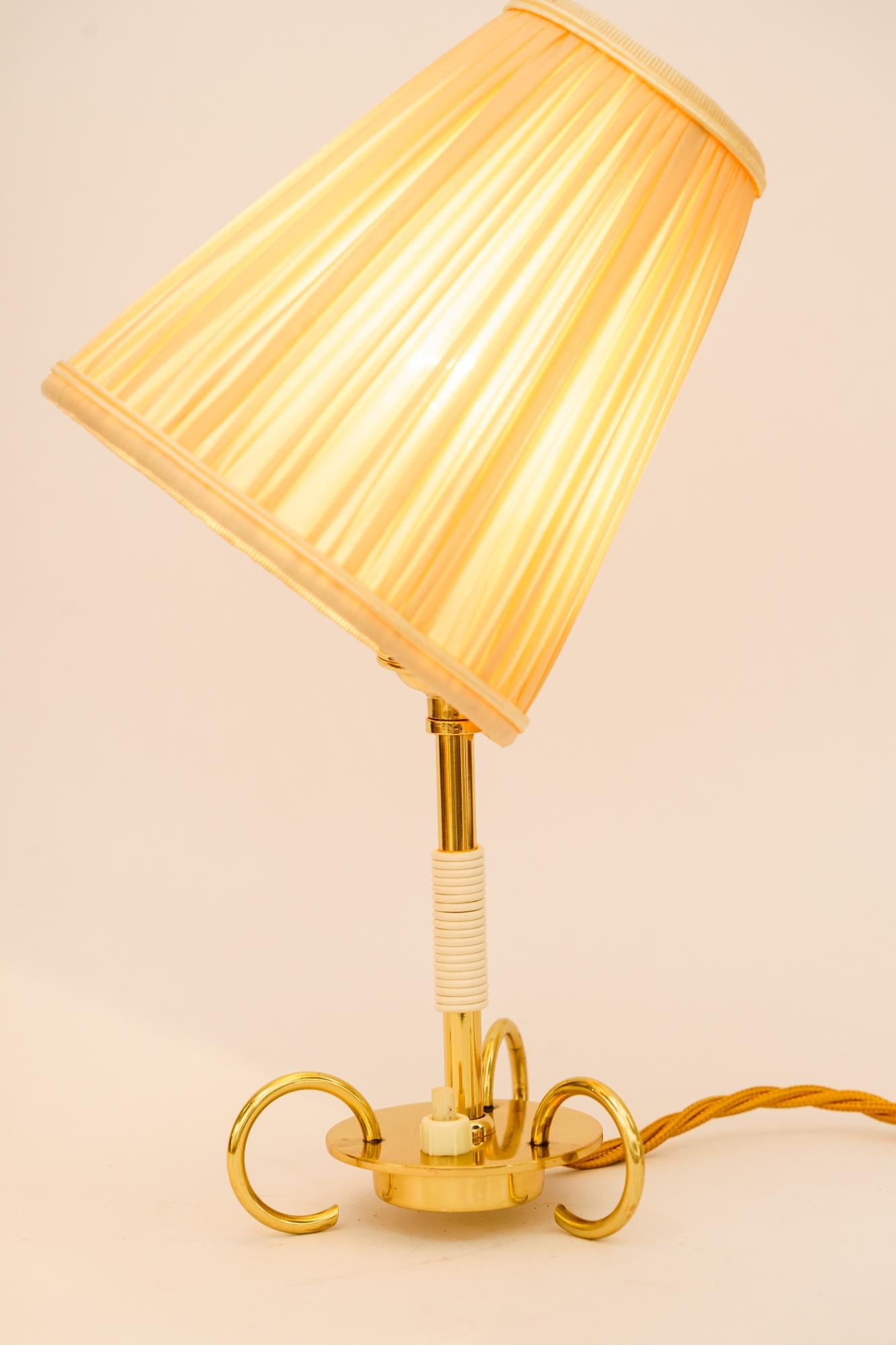 Laiton Petite lampe de table Rupert Nikoll avec abat-jour en tissu Vienne vers 1950  en vente