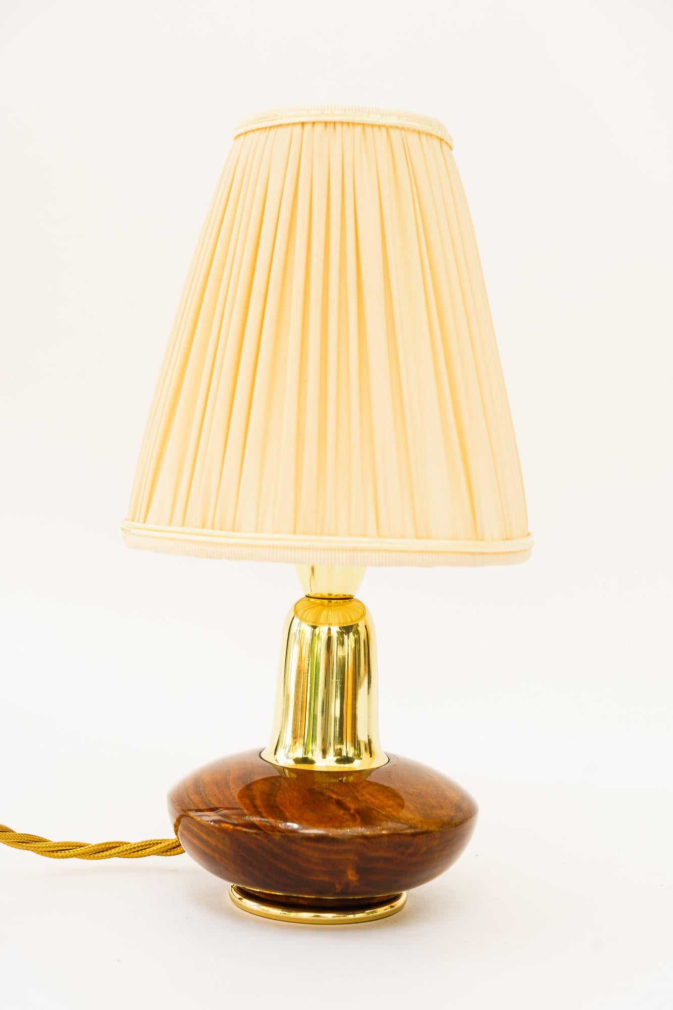 Autrichien Petite lampe de table en bois Rupert Nikoll avec abat-jour en tissu vers 1950 en vente
