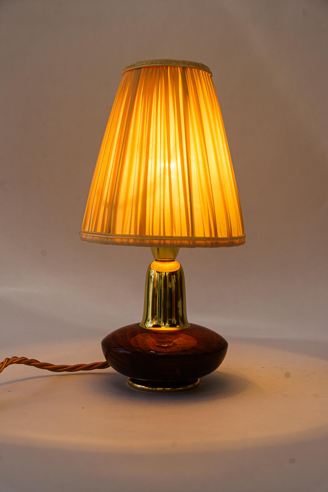 Milieu du XXe siècle Petite lampe de table en bois Rupert Nikoll avec abat-jour en tissu vers 1950 en vente