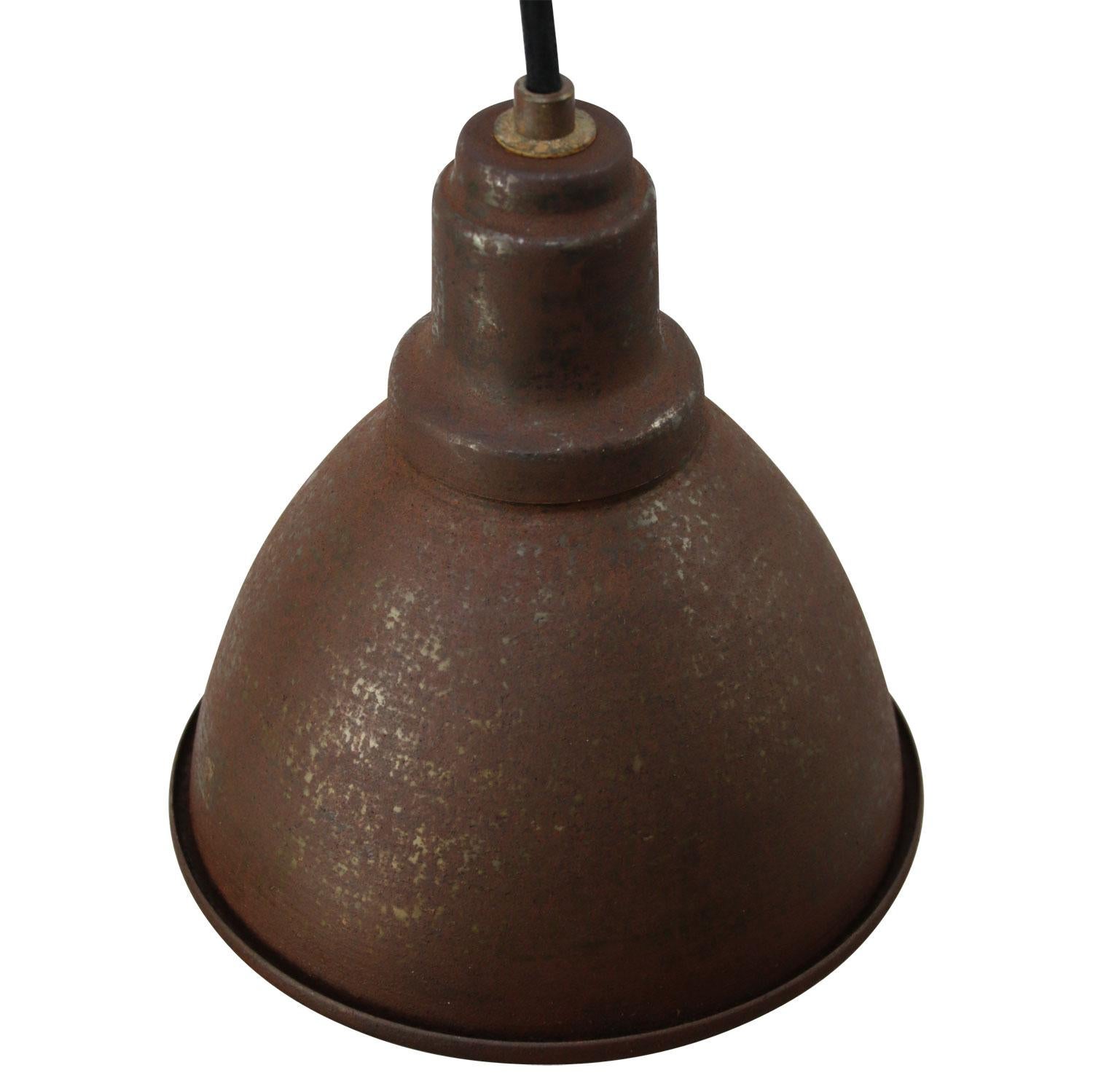 Factory hanging light. Brown rust iron.
Brass strain relief with two meter wire.

Measure: Weight: 0.6 kg / 1.3 lb

Priced per individual item. All lamps have been made suitable by international standards for incandescent light bulbs,