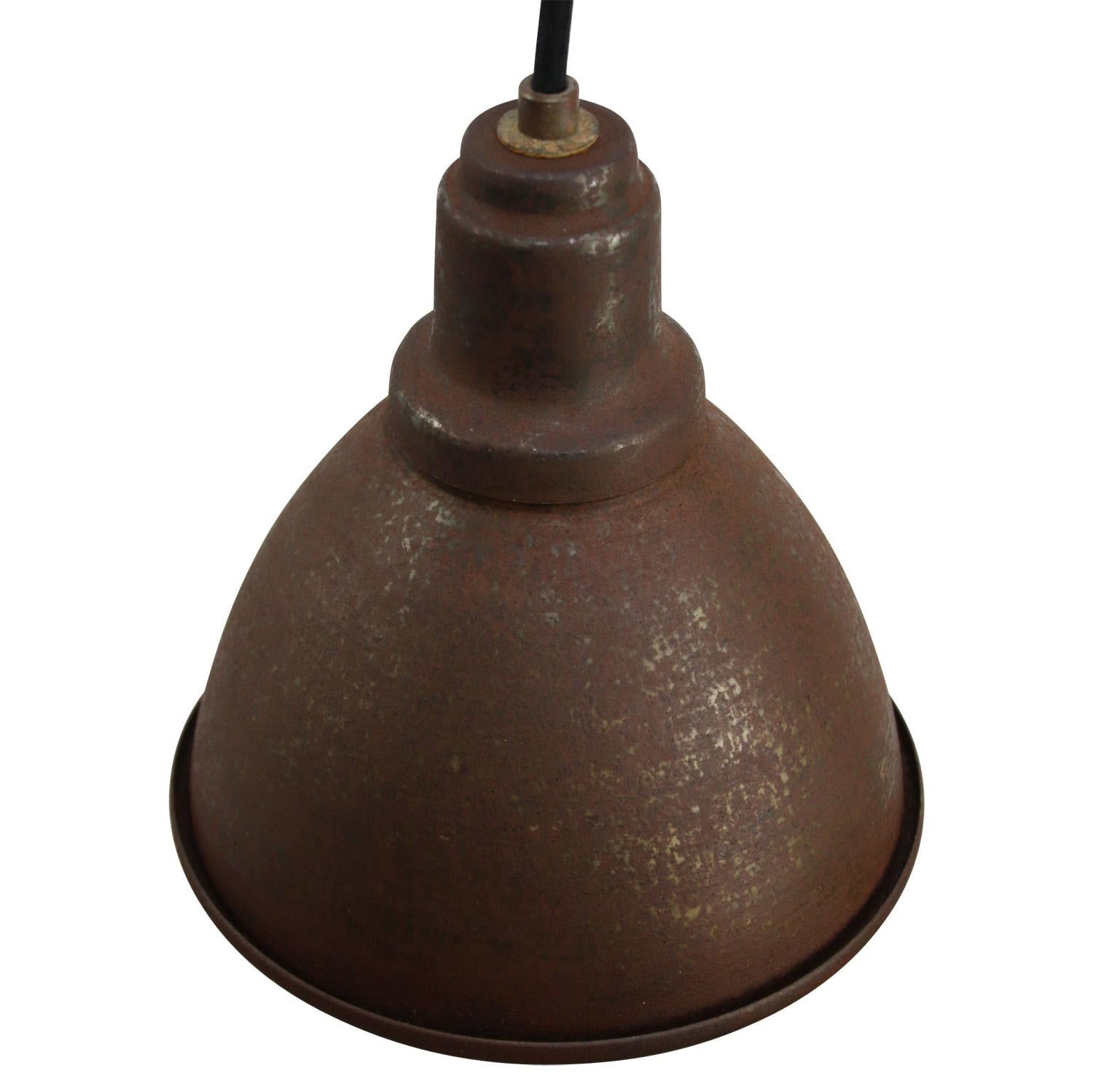 Factory hanging light. Brown rust iron.
Brass strain relief with two meter wire.

Measure: Weight: 0.6 kg / 1.3 lb

Priced per individual item. All lamps have been made suitable by international standards for incandescent light bulbs,