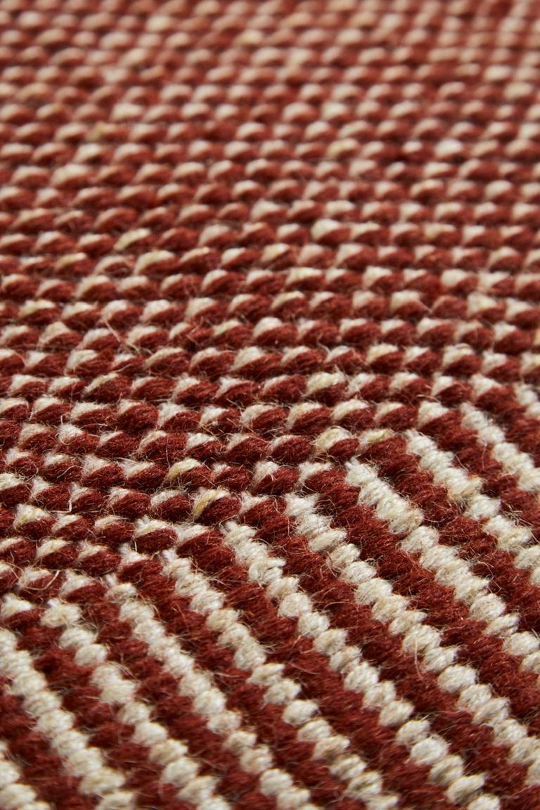 Kleiner Rostfarbener Rombo-Teppich von Studio MLR (Dänisch) im Angebot