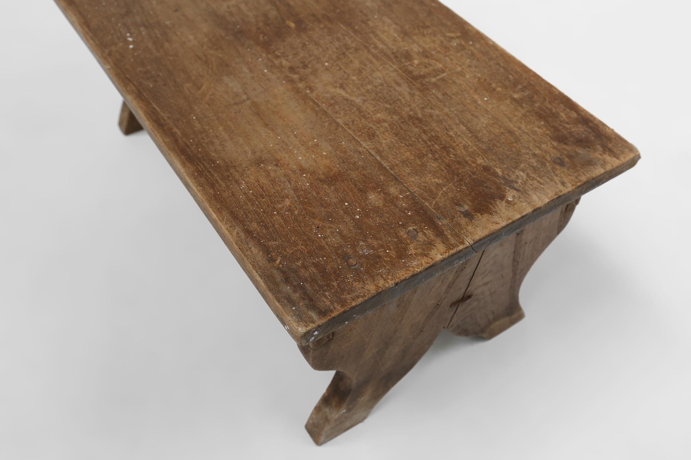 Small rustic wooden stool with curved base, France ca. 1900 In Good Condition For Sale In Meulebeke, BE