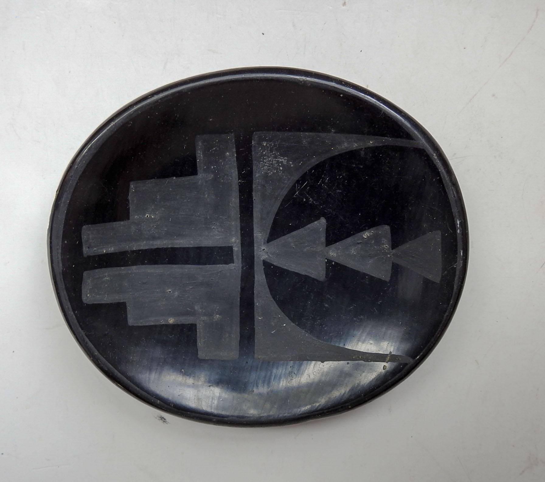 Kleine flache Schale aus Schwarzkeramik von Juanita Wo-Peen Gonzales (1900-1988).  Signiert auf dem Boden, sehr guter Zustand.