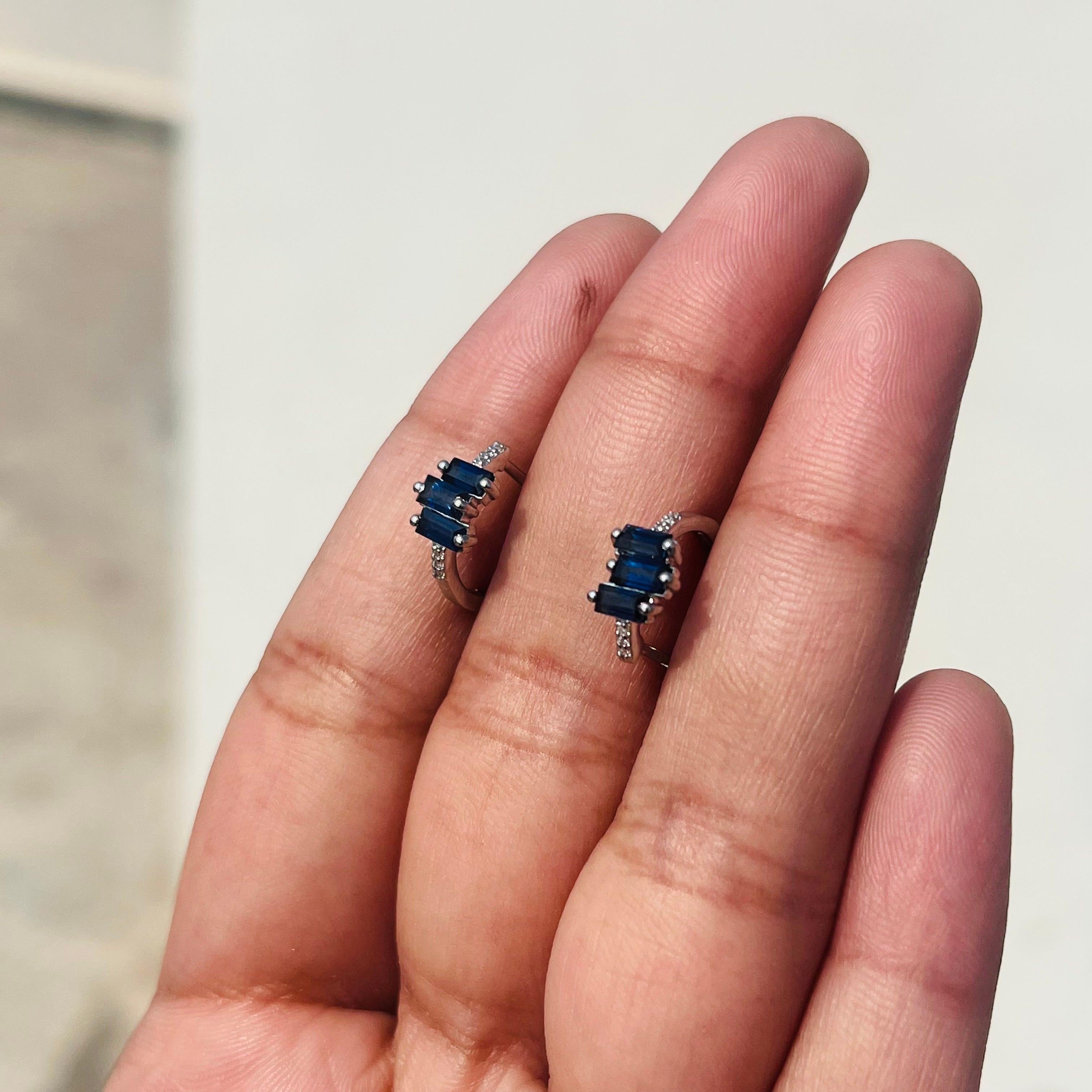 Piccoli orecchini a cerchio con diamante e zaffiro in oro bianco massiccio 18 carati per lei in vendita 2