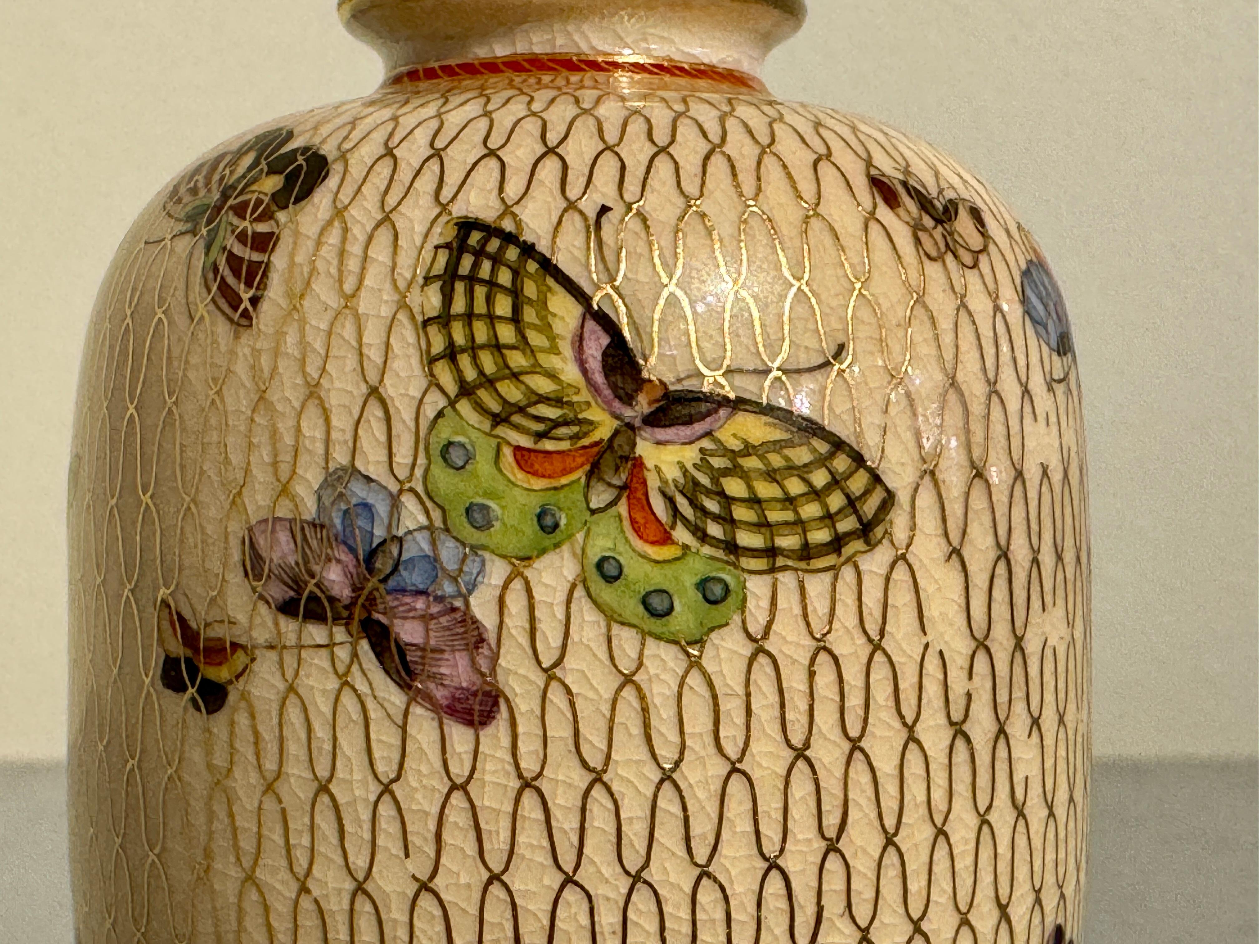 Kleine Satsuma-Schmetterlingsvase von Kinzan, Meiji-Zeit, um 1900, Japan im Angebot 2