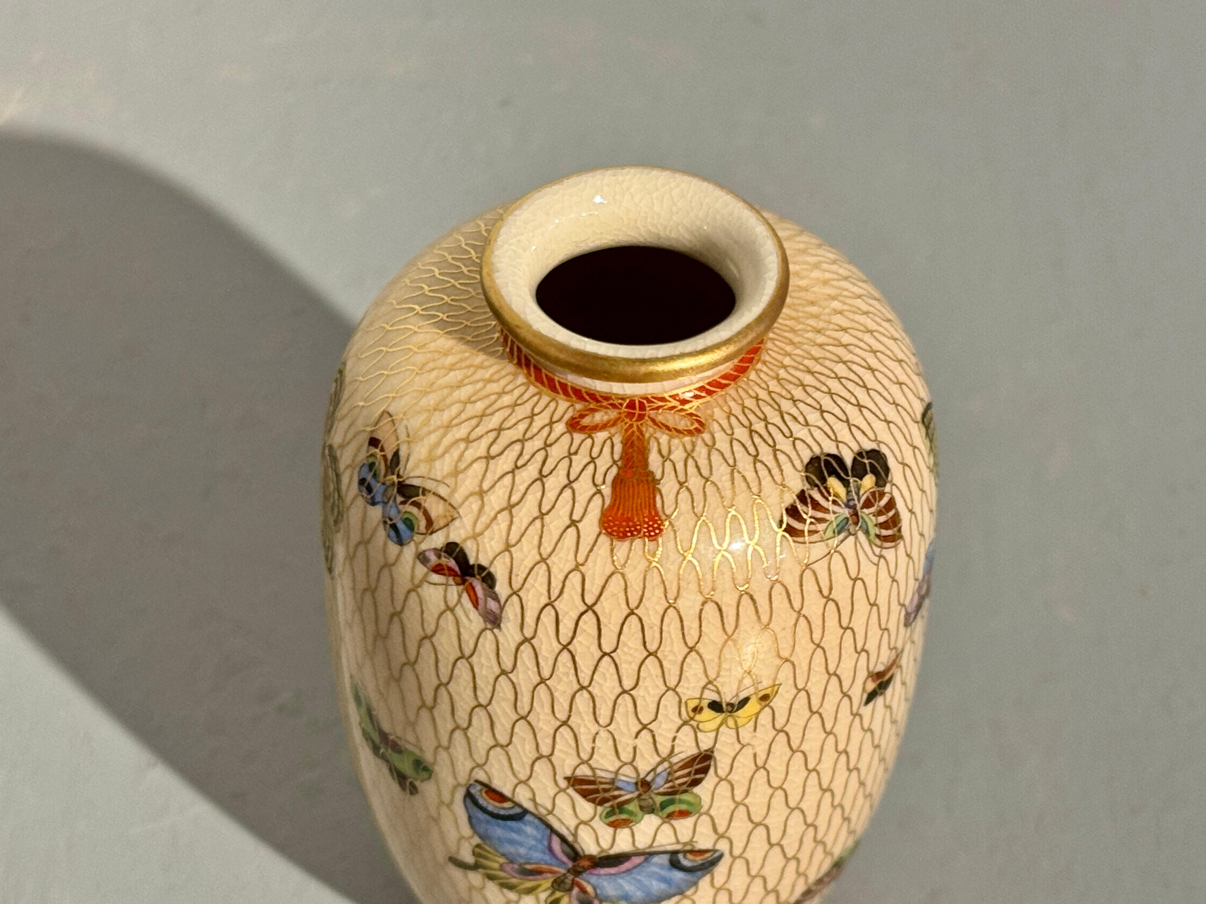 Kleine Satsuma-Schmetterlingsvase von Kinzan, Meiji-Zeit, um 1900, Japan im Angebot 5