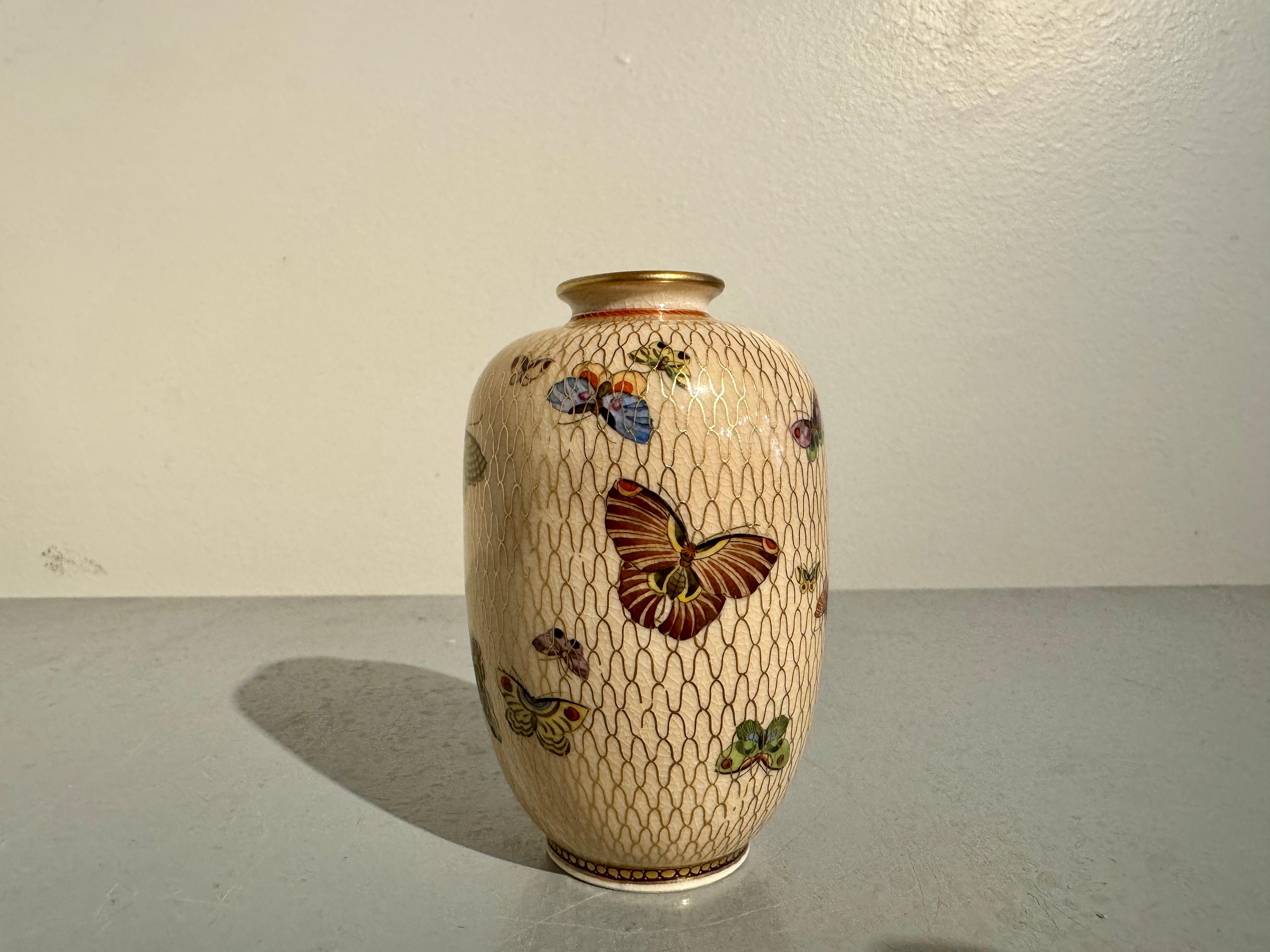 Kleine Satsuma-Schmetterlingsvase von Kinzan, Meiji-Zeit, um 1900, Japan (Meiji-Periode) im Angebot