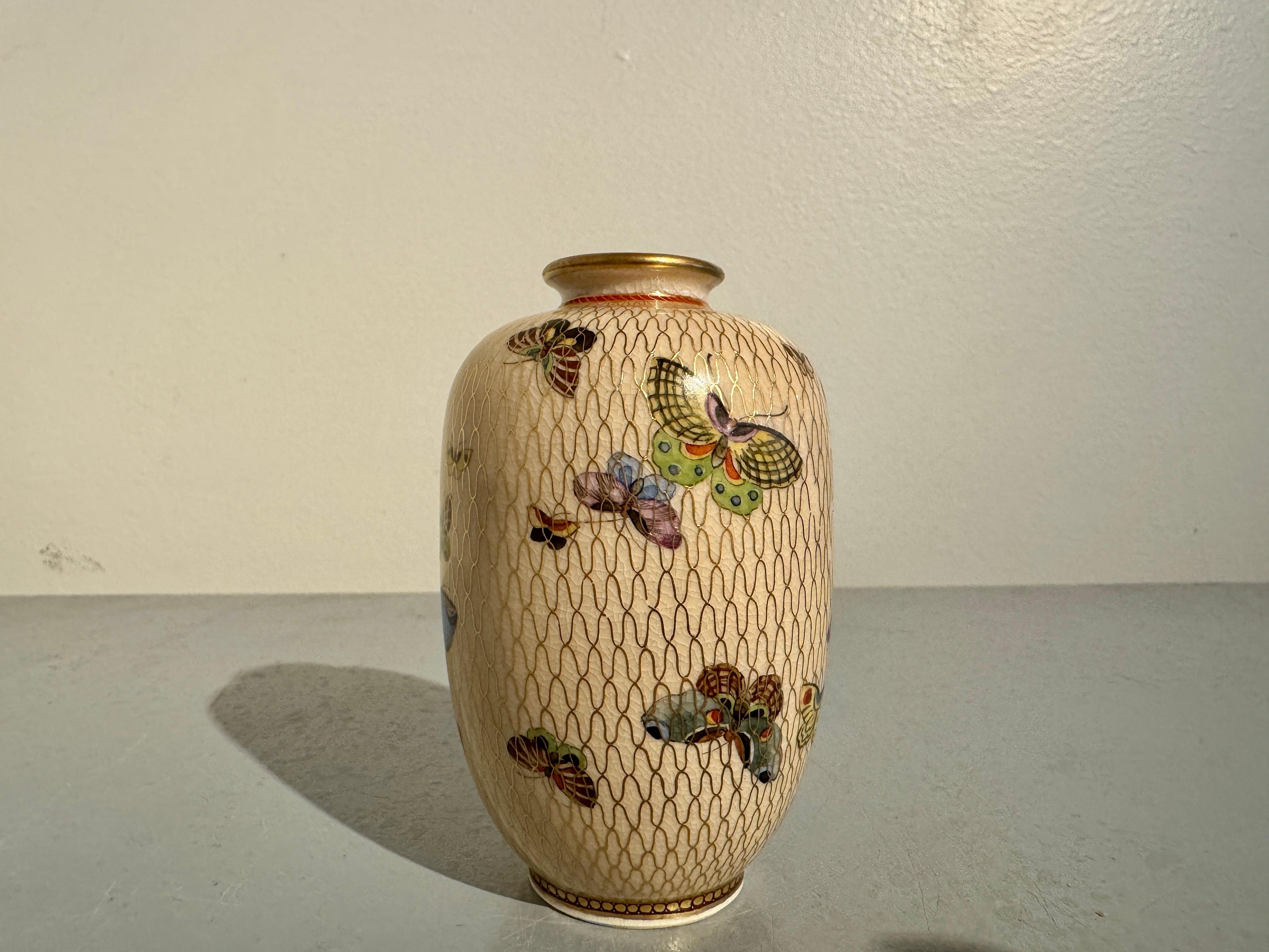 Kleine Satsuma-Schmetterlingsvase von Kinzan, Meiji-Zeit, um 1900, Japan (Japanisch) im Angebot