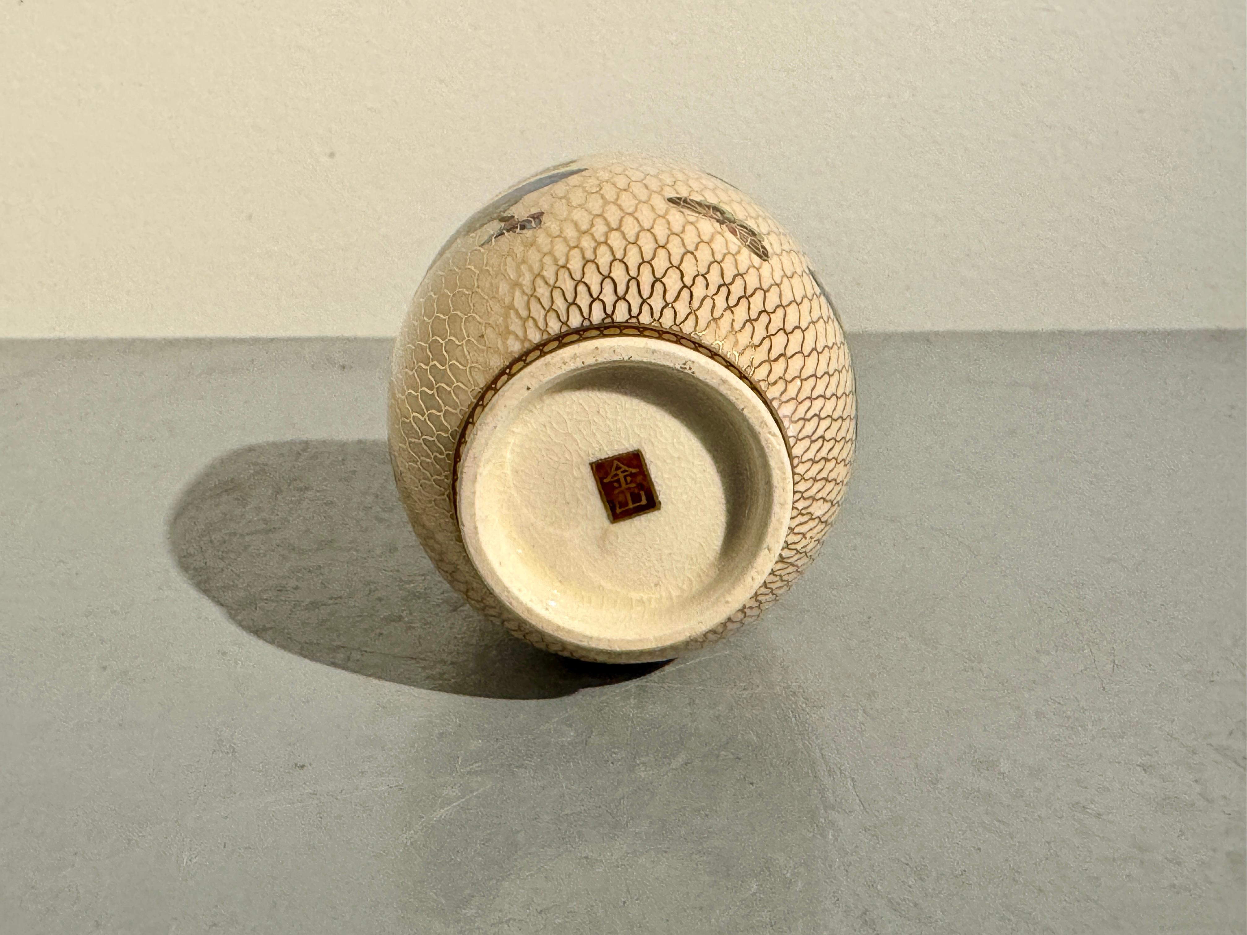 Kleine Satsuma-Schmetterlingsvase von Kinzan, Meiji-Zeit, um 1900, Japan (Vergoldet) im Angebot