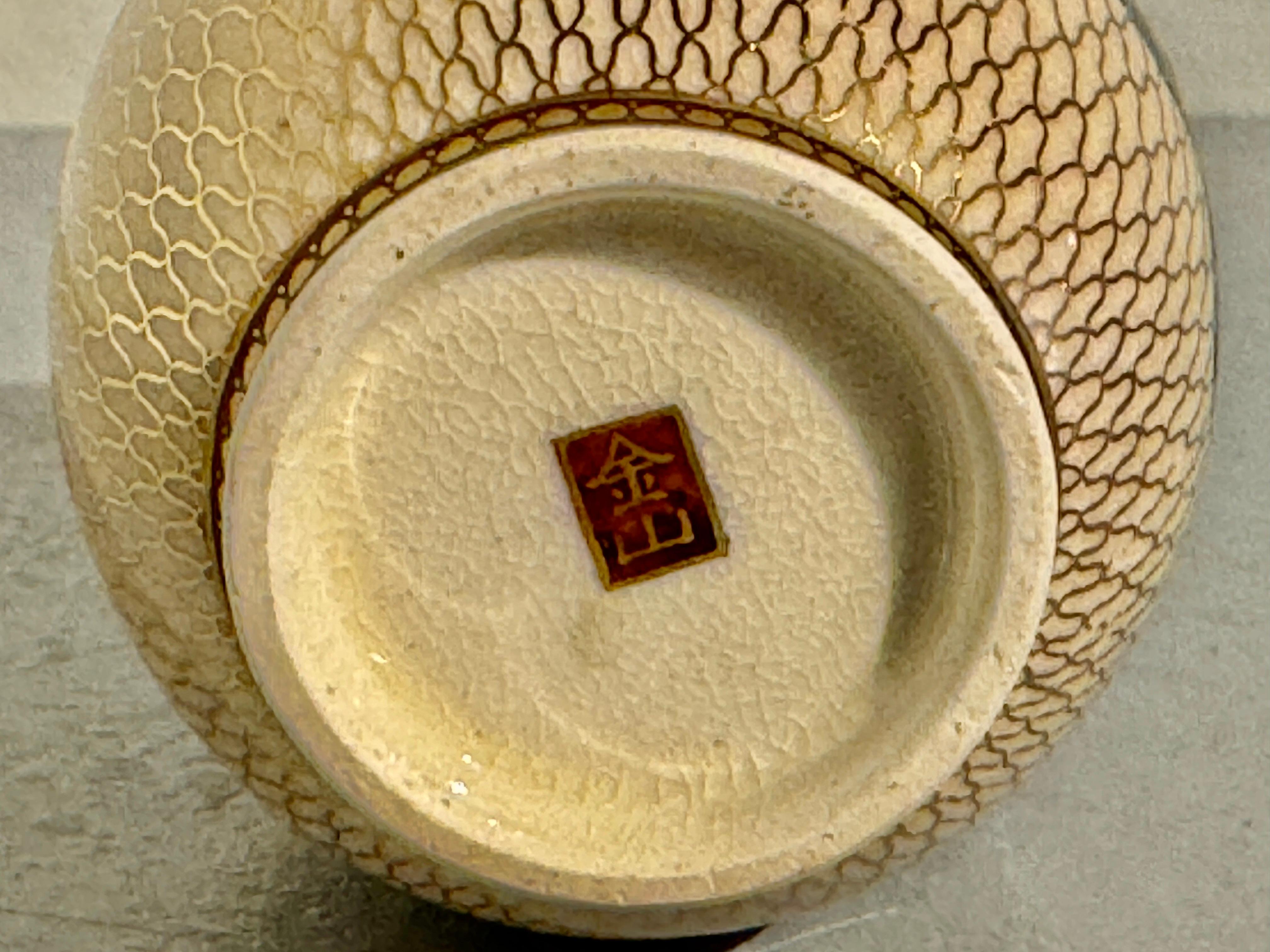 Kleine Satsuma-Schmetterlingsvase von Kinzan, Meiji-Zeit, um 1900, Japan im Zustand „Gut“ im Angebot in Austin, TX