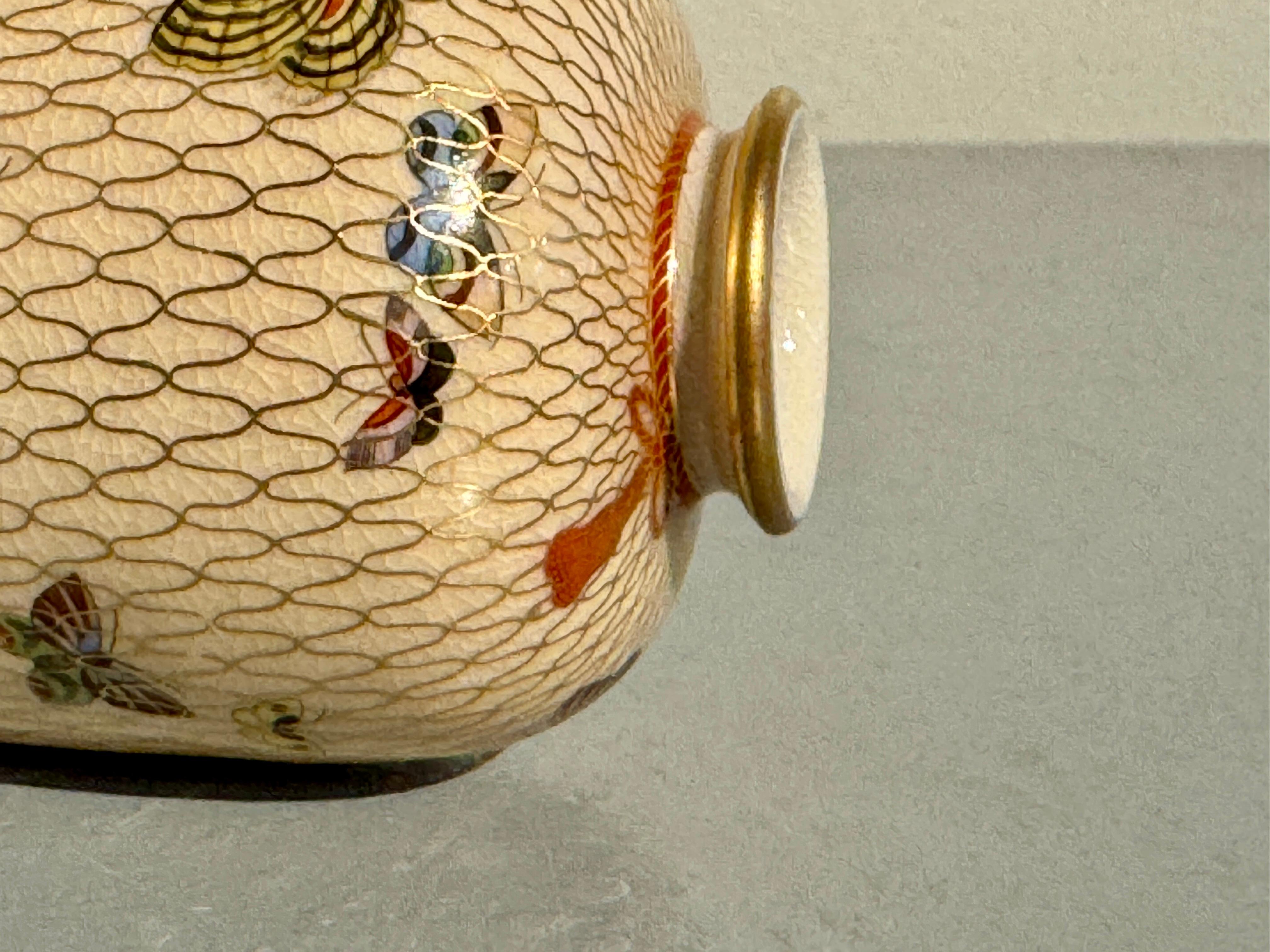 Kleine Satsuma-Schmetterlingsvase von Kinzan, Meiji-Zeit, um 1900, Japan (Frühes 20. Jahrhundert) im Angebot