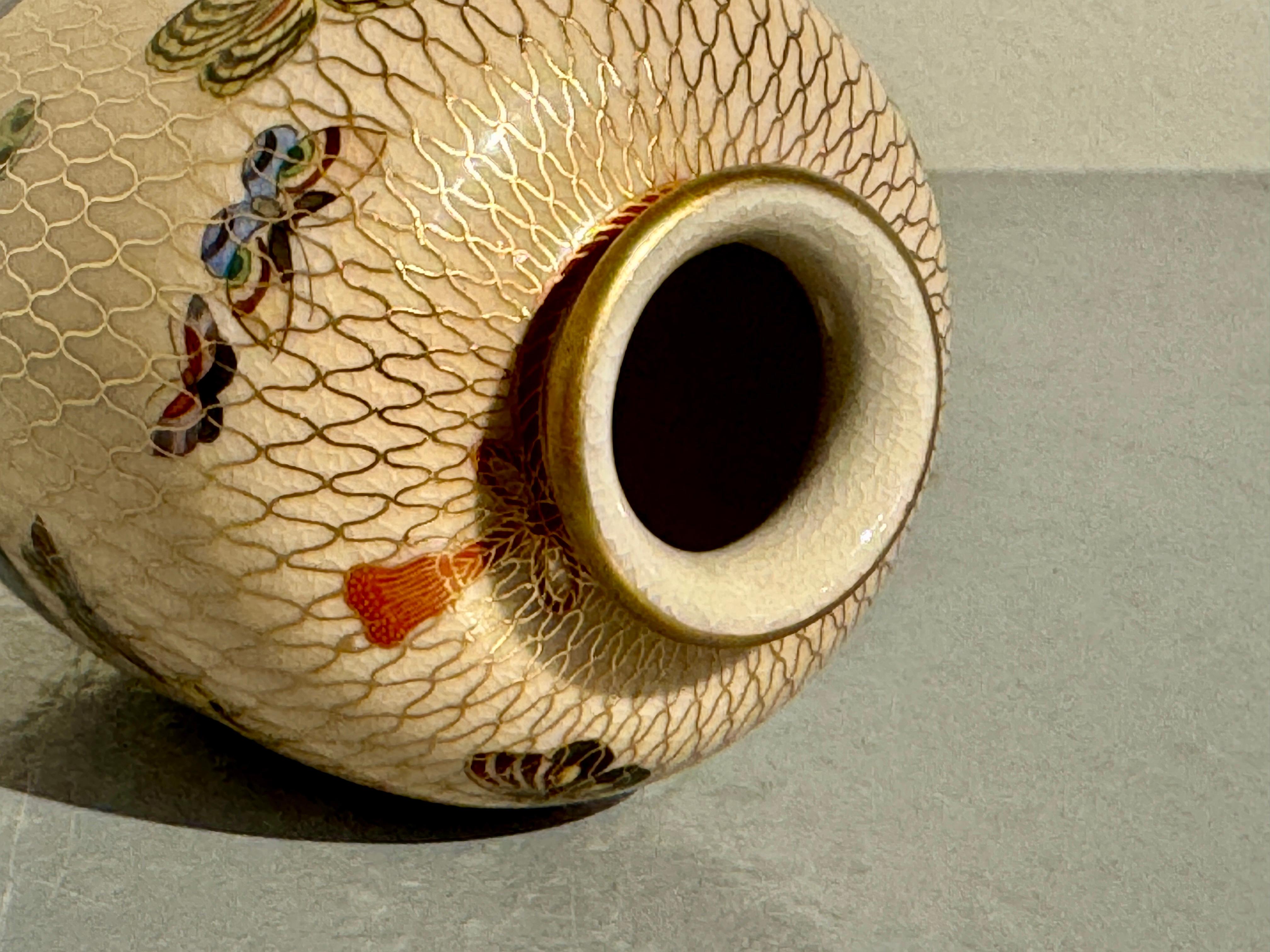 Kleine Satsuma-Schmetterlingsvase von Kinzan, Meiji-Zeit, um 1900, Japan (Steingut) im Angebot