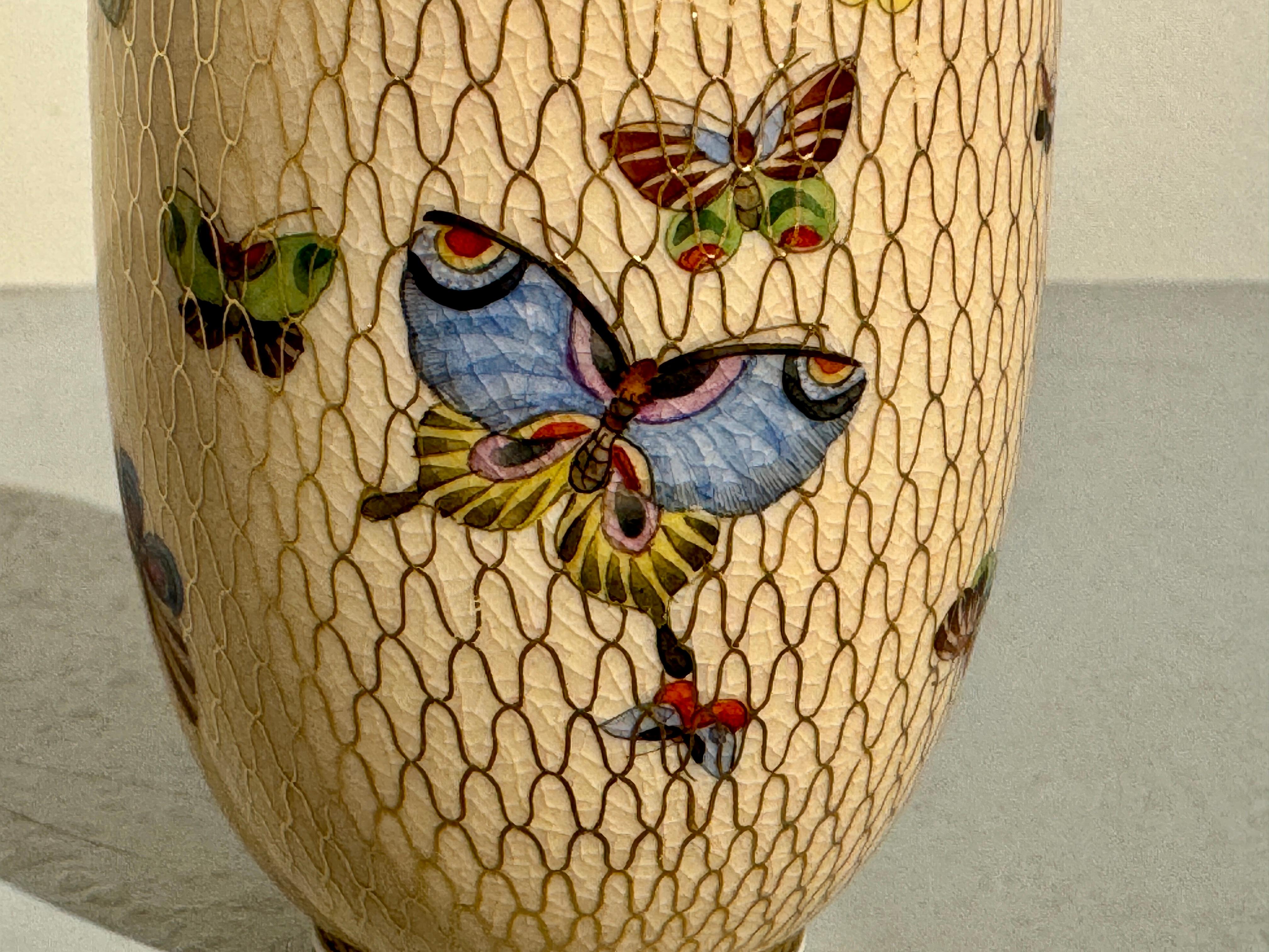 Kleine Satsuma-Schmetterlingsvase von Kinzan, Meiji-Zeit, um 1900, Japan im Angebot 1