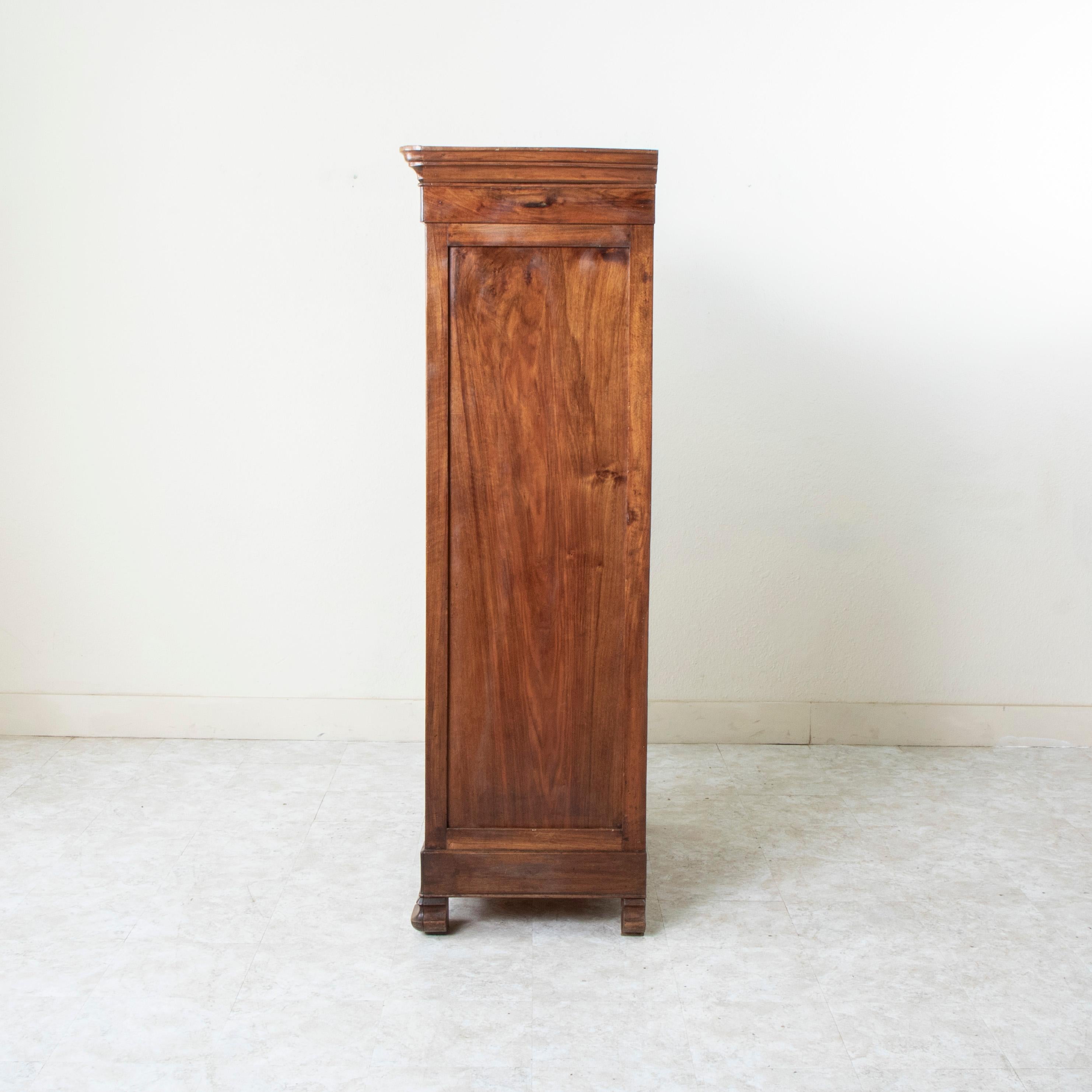 Small Scale 19th Century French Louis Philippe Period Walnut Bookcase Vitrine In Good Condition In Fayetteville, AR