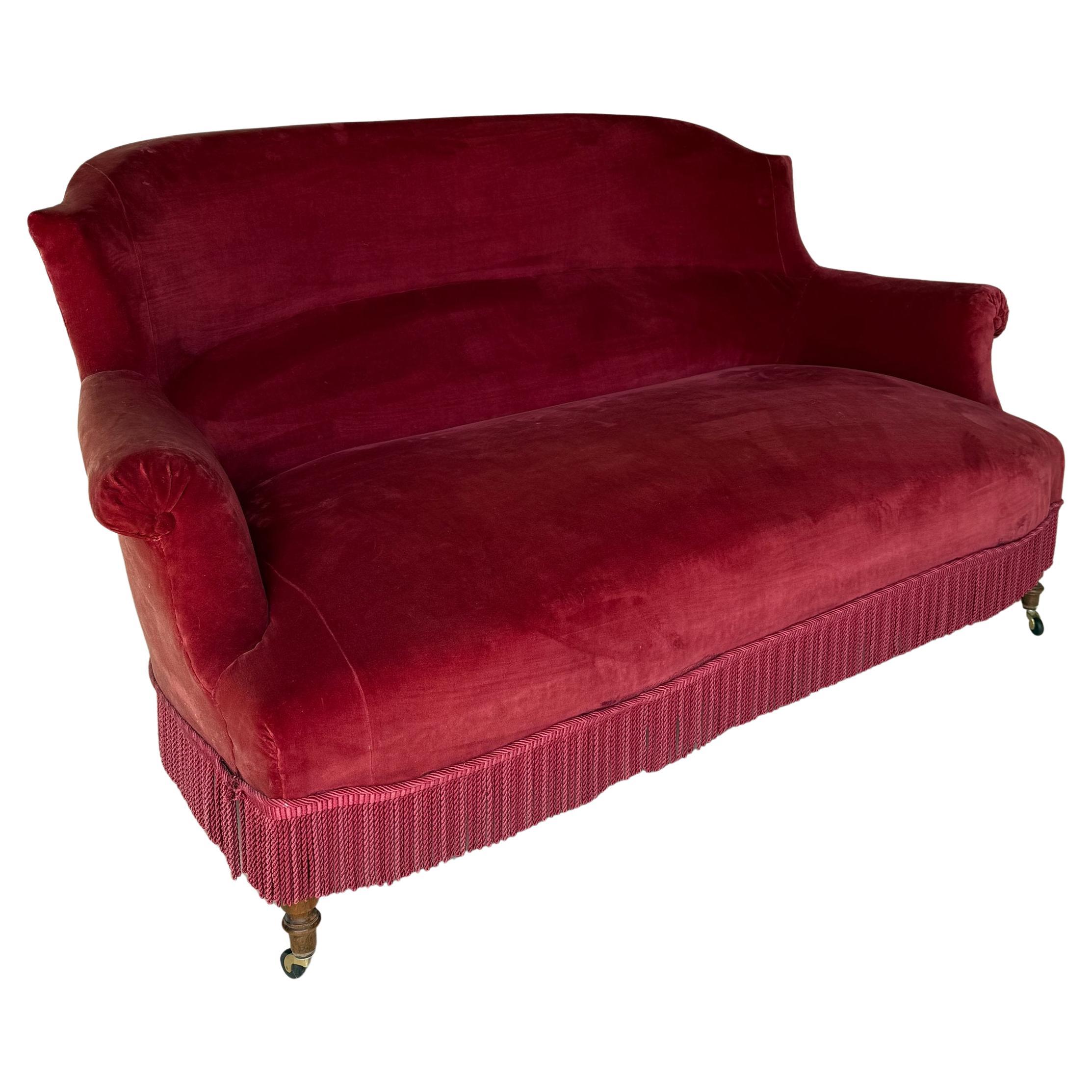 Divano francese Napoleone III in velluto rosso in scala ridotta