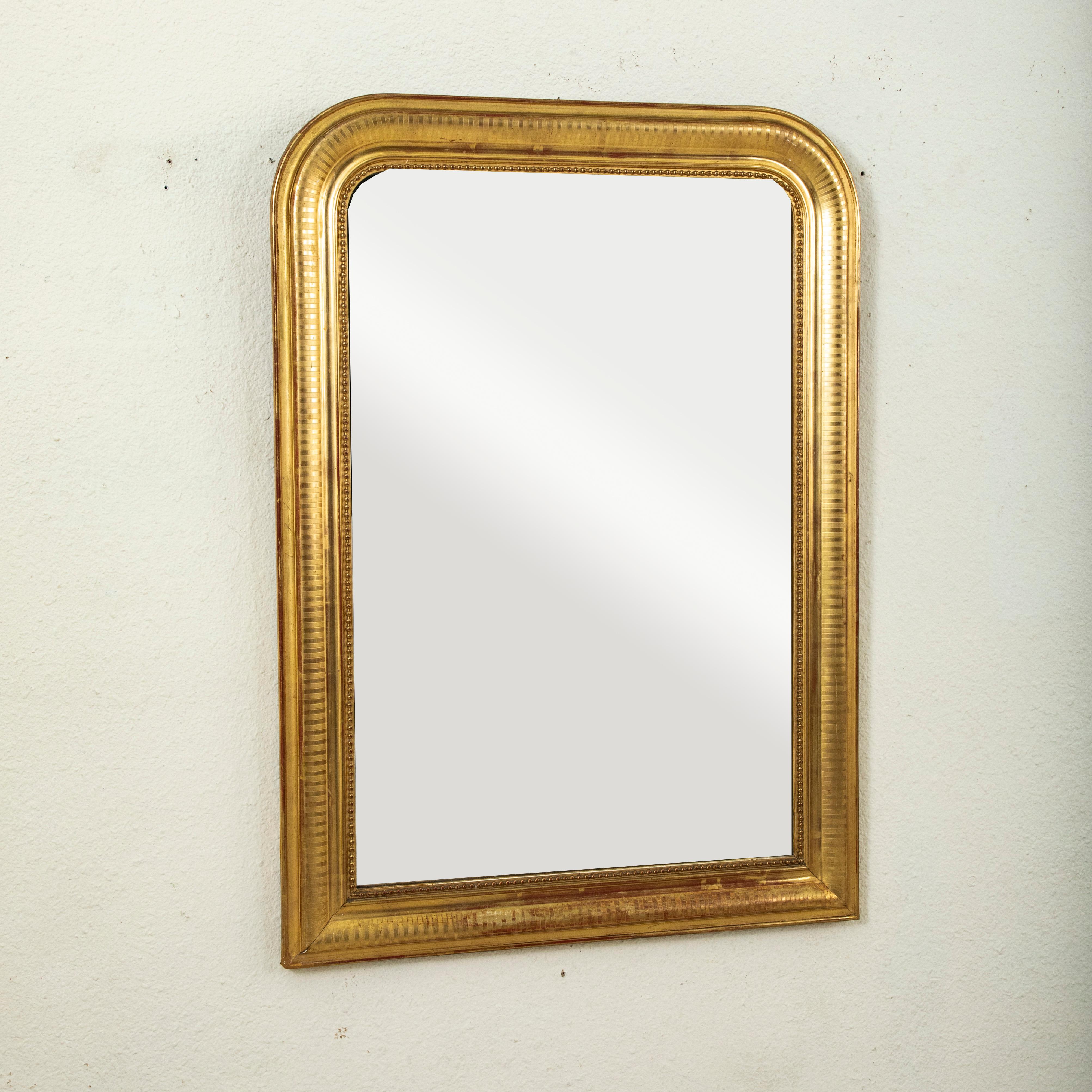 Francese Specchio in legno dorato di piccole dimensioni della metà del XIX secolo, periodo francese Louis Philippe in vendita