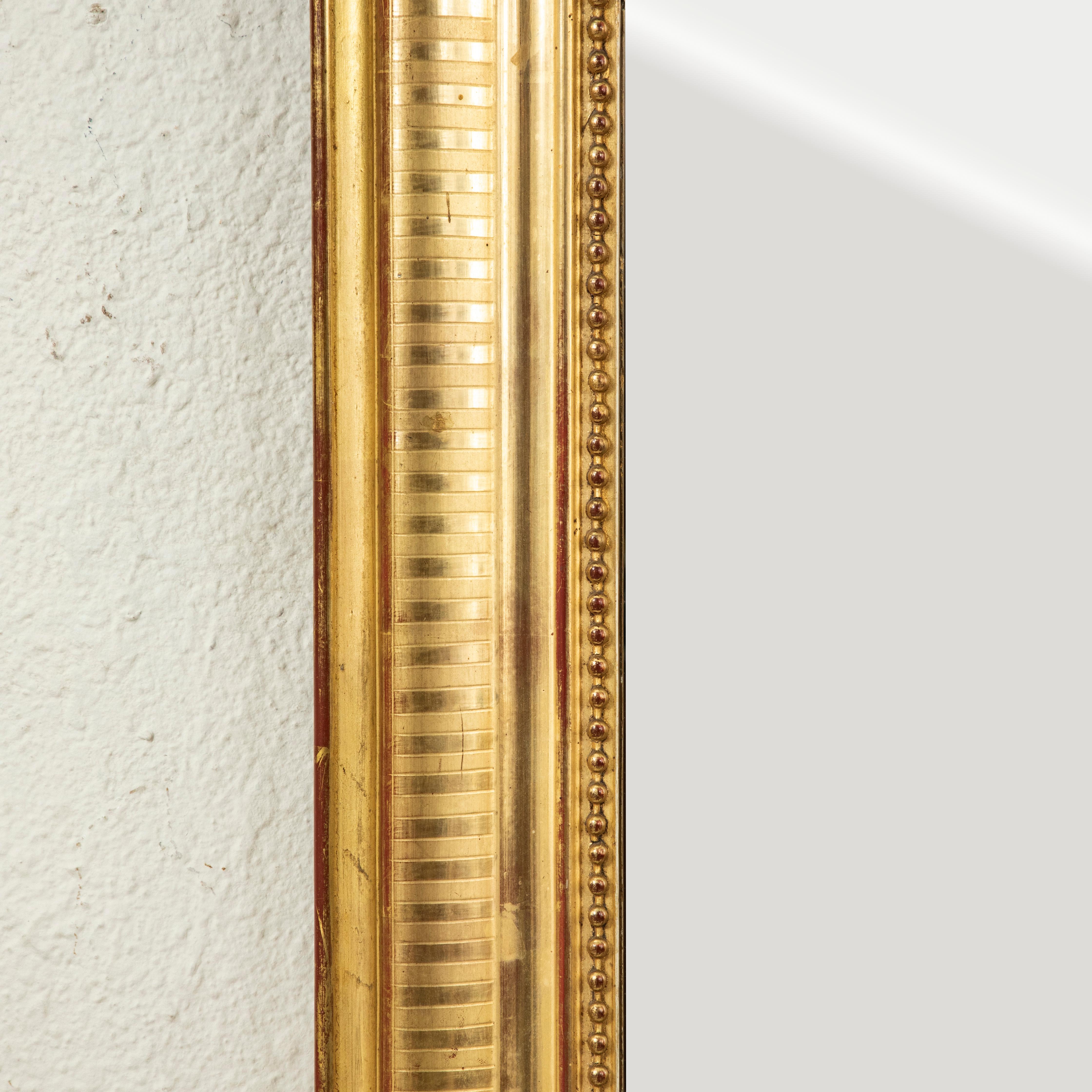 Specchio in legno dorato di piccole dimensioni della metà del XIX secolo, periodo francese Louis Philippe in vendita 1