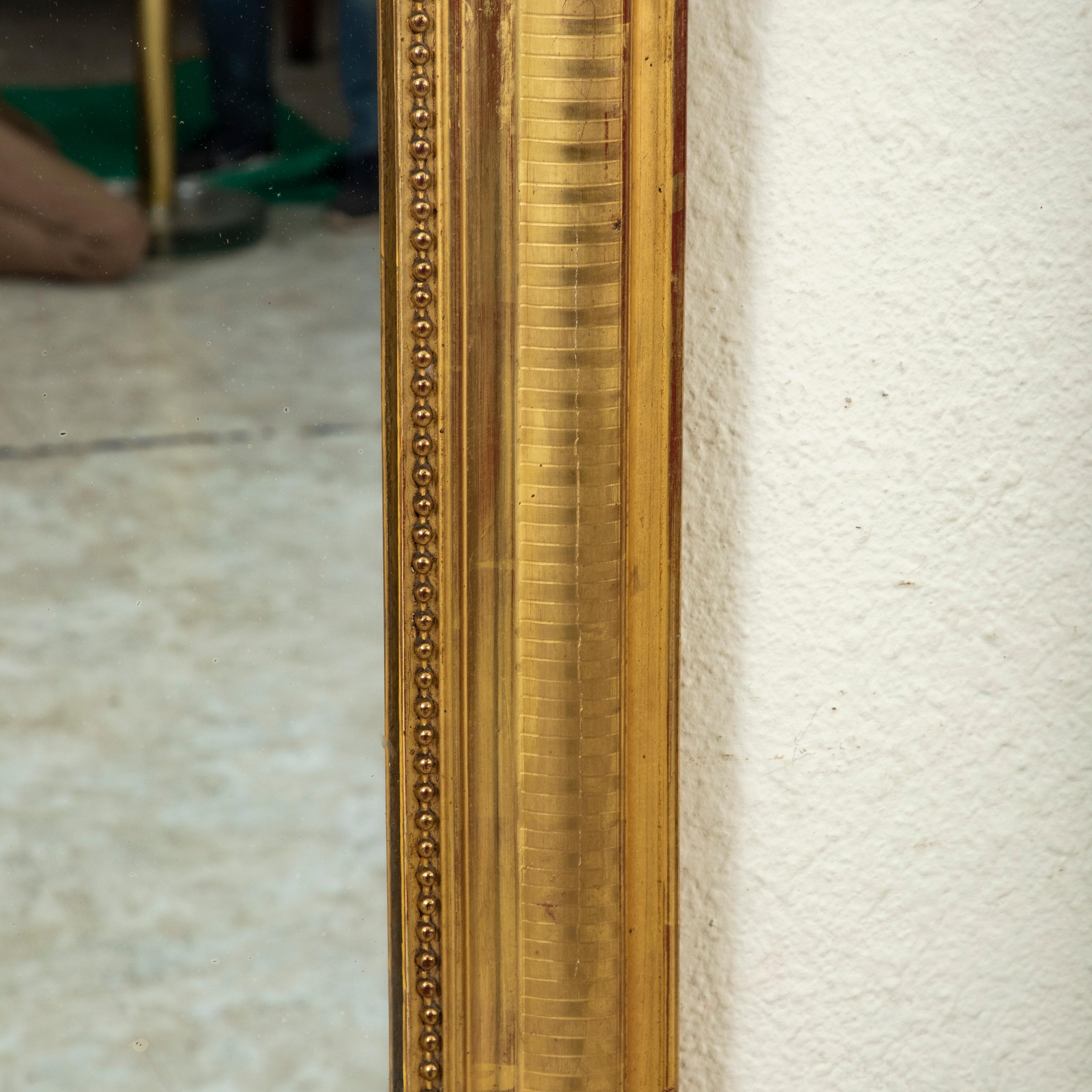 Specchio in legno dorato di piccole dimensioni della metà del XIX secolo, periodo francese Louis Philippe in vendita 2