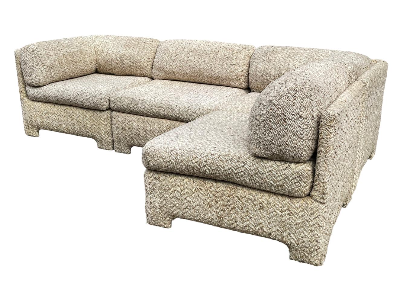 Kleines, kastenförmiges, modulares L-förmiges Sofa im Parsons-Stil, Mid-Century Modern  (Moderne der Mitte des Jahrhunderts) im Angebot