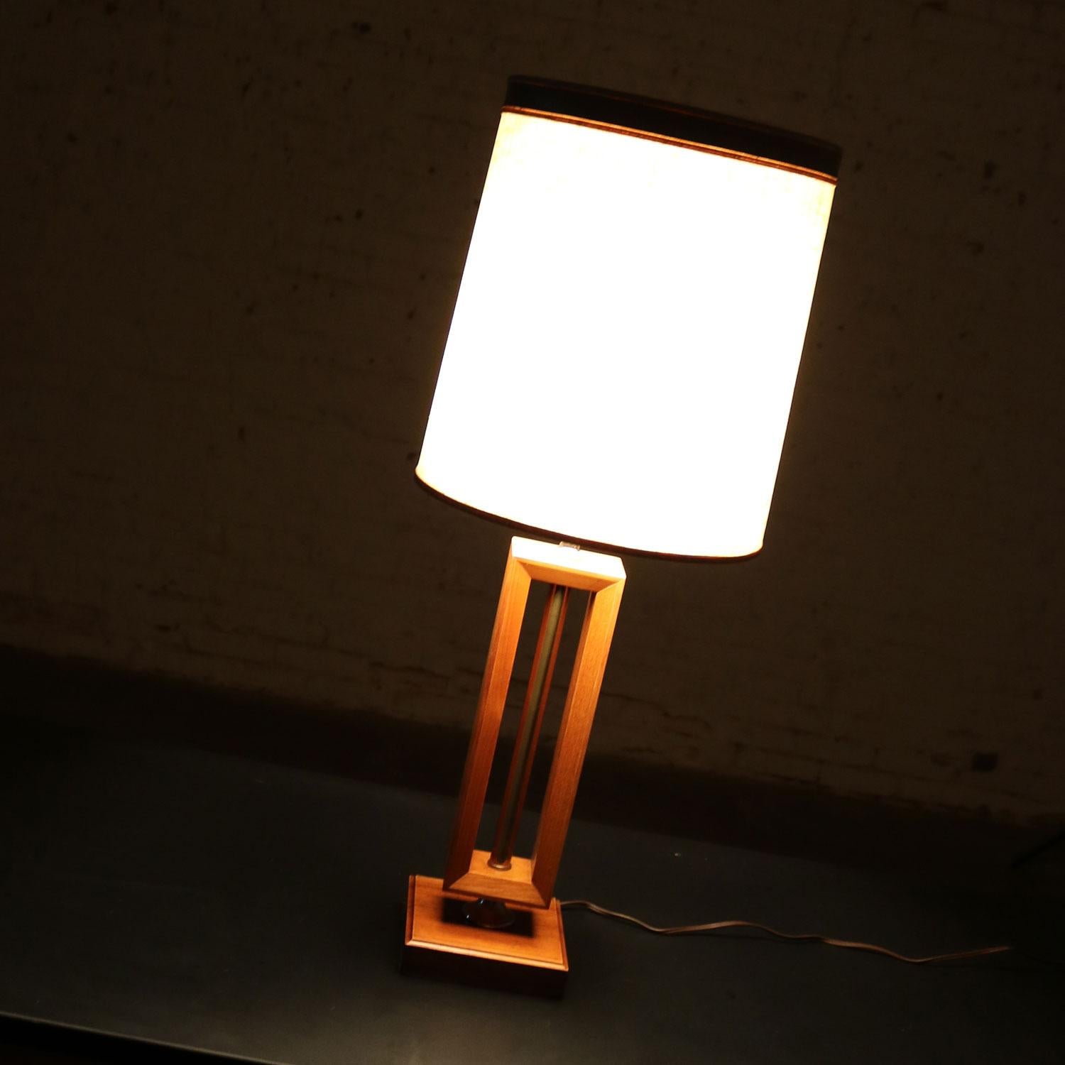 Small Scale Mid-Century Modern Walnut and Brass Lamp Style of Laurel Lamp Mfg For Sale 3