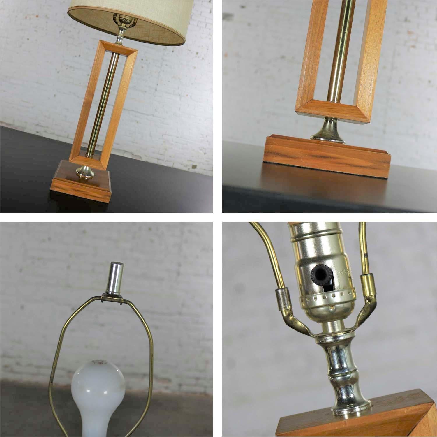 Small Scale Mid-Century Modern Walnut and Brass Lamp Style of Laurel Lamp Mfg For Sale 5