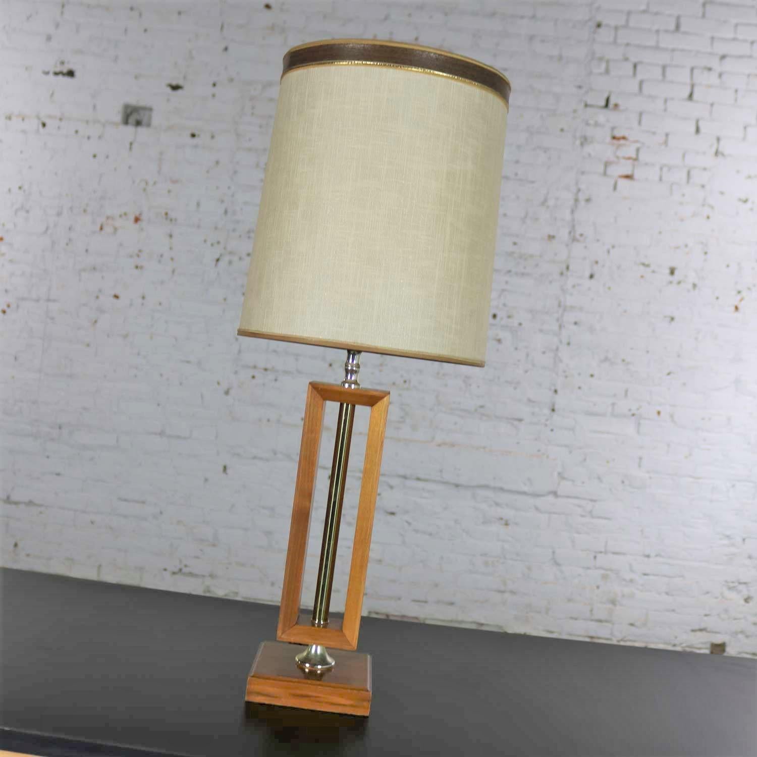 Handsome small-scale Mid-Century Modern lamp in walnut with brass detail in the style of Laurel Lamp Mfg. Co. It is in wonderful condition having been rewired and given a new socket. The walnut and brass are beautiful, and it retains its original