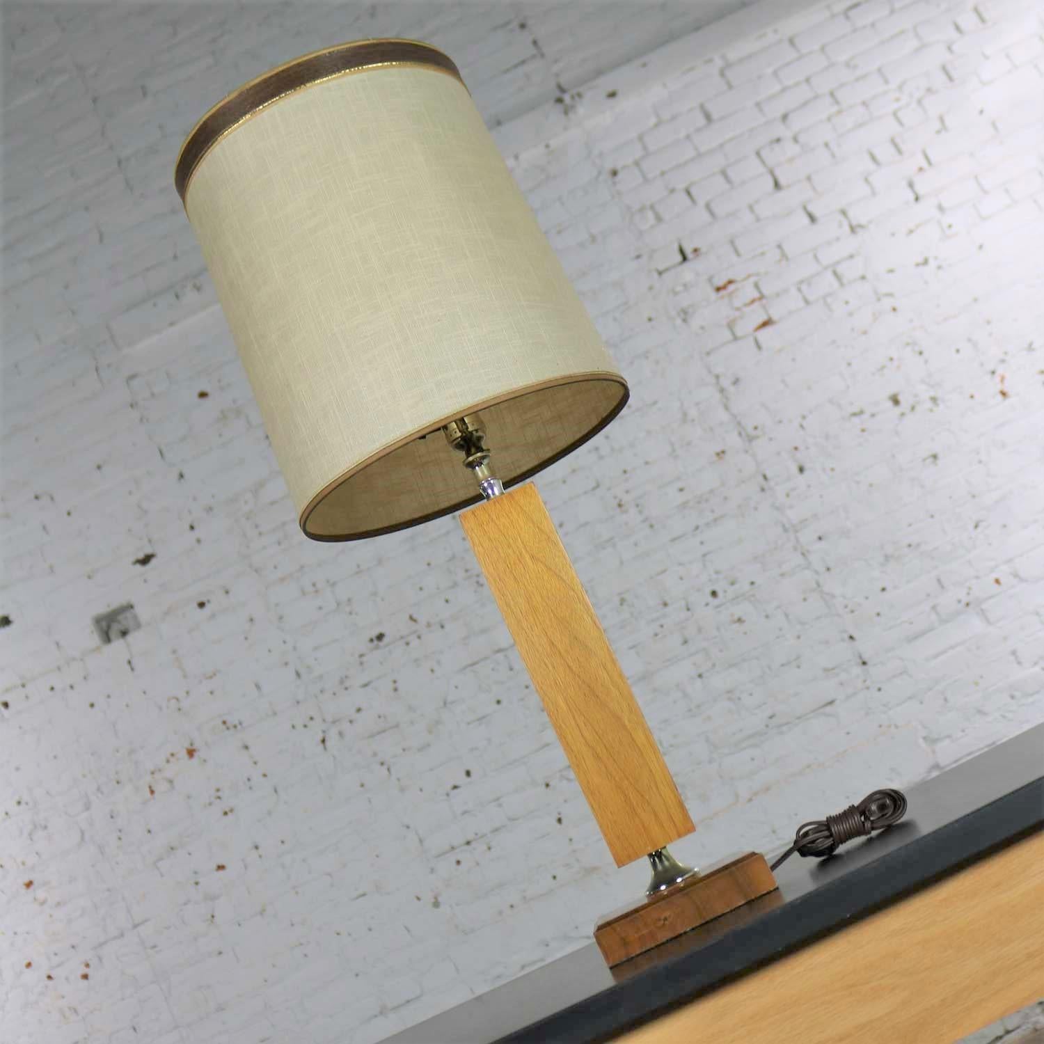 Mid-Century Modern Petite lampe mi-siècle moderne en noyer et laiton style Laurel Lamp Mfg en vente