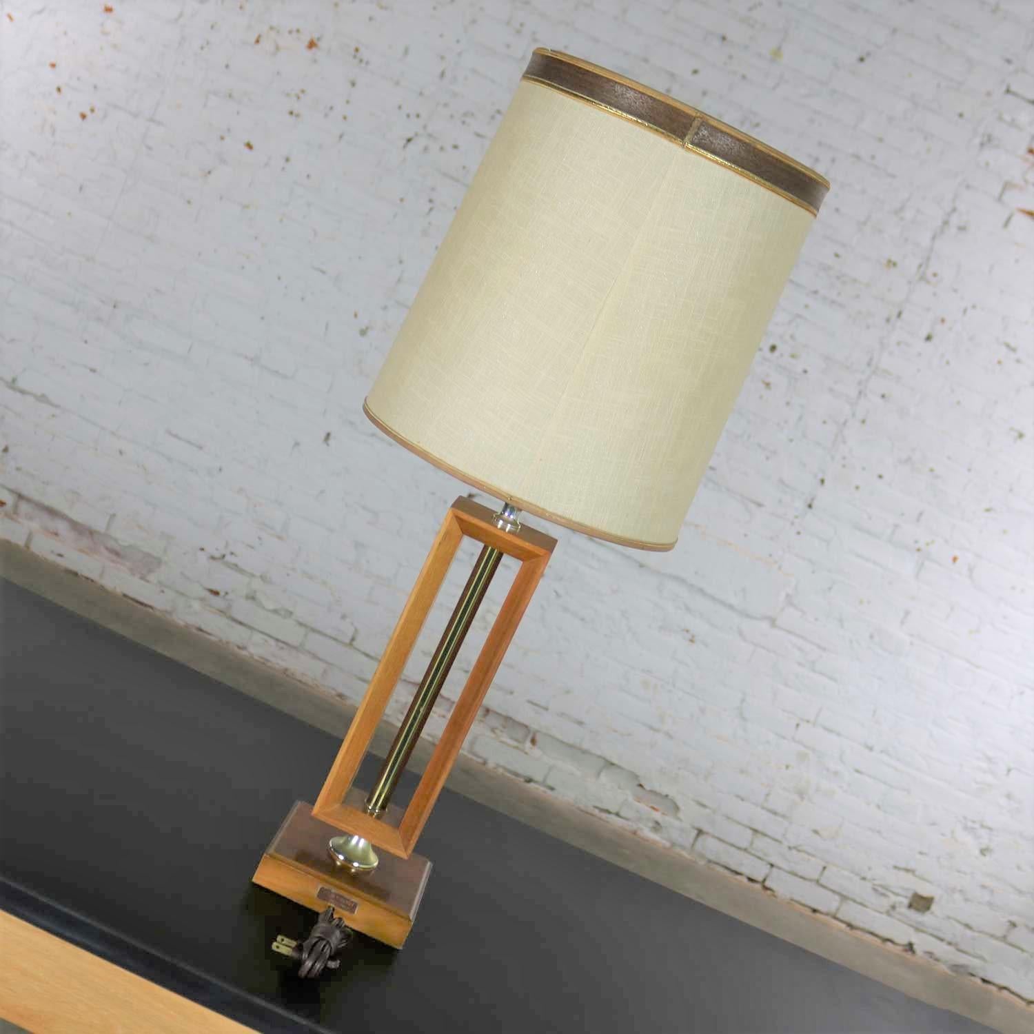 Petite lampe mi-siècle moderne en noyer et laiton style Laurel Lamp Mfg Abîmé - En vente à Topeka, KS