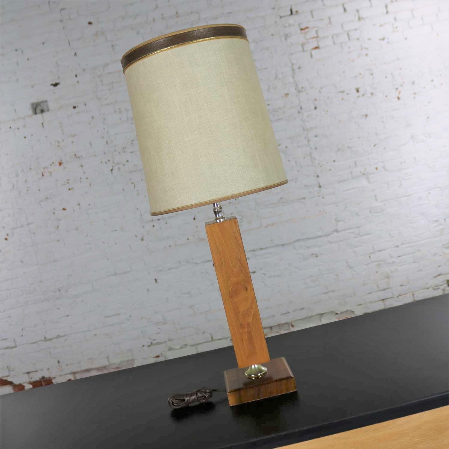 20ième siècle Petite lampe mi-siècle moderne en noyer et laiton style Laurel Lamp Mfg en vente