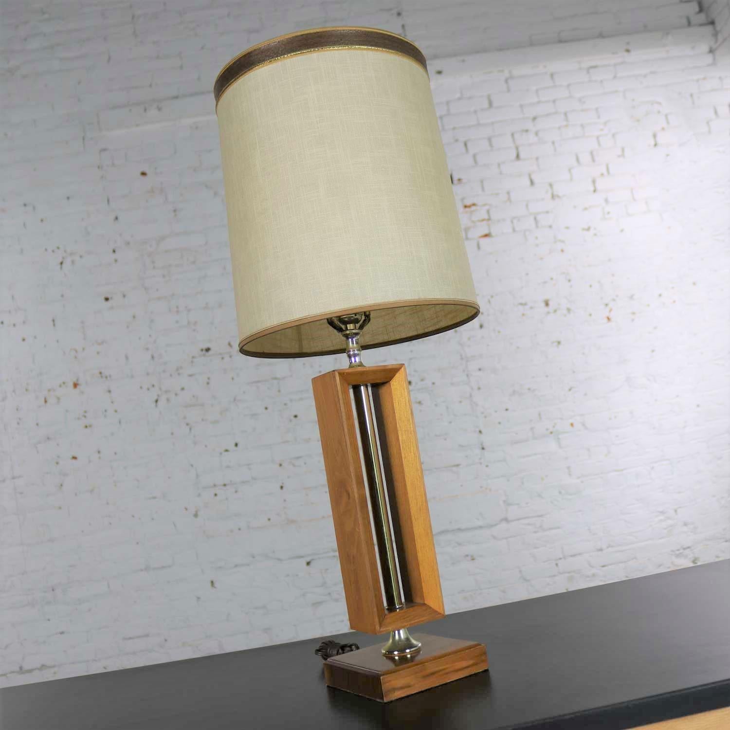Petite lampe mi-siècle moderne en noyer et laiton style Laurel Lamp Mfg en vente 1