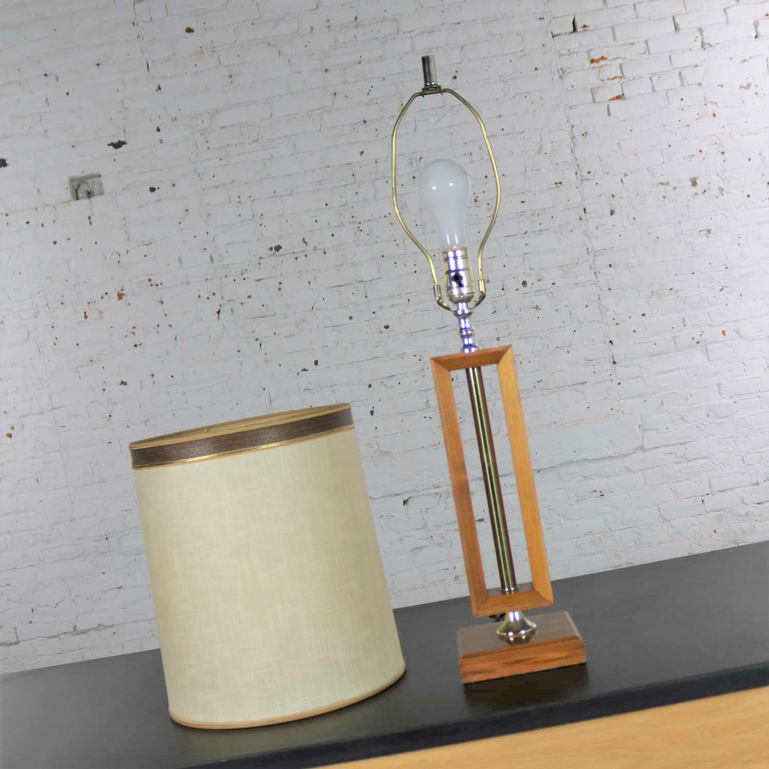 Petite lampe mi-siècle moderne en noyer et laiton style Laurel Lamp Mfg en vente 2