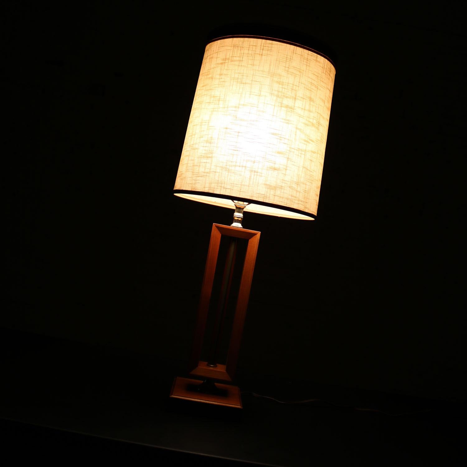 Petite lampe mi-siècle moderne en noyer et laiton style Laurel Lamp Mfg en vente 3