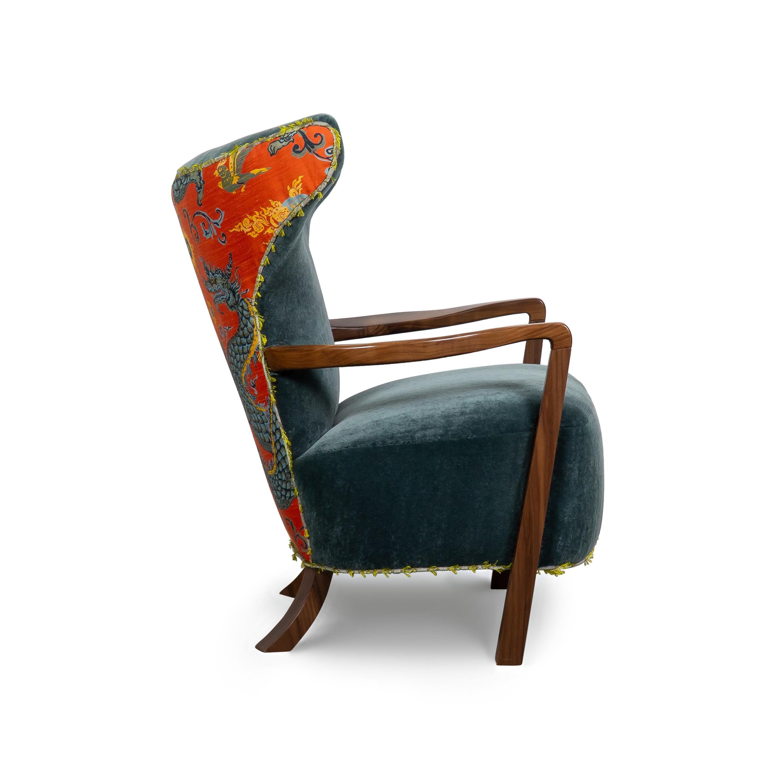 Sedia Club alata in scala ridotta con seta con stampa a drago arancione e mohair blu In condizioni Nuovo in vendita a Greenwich, CT