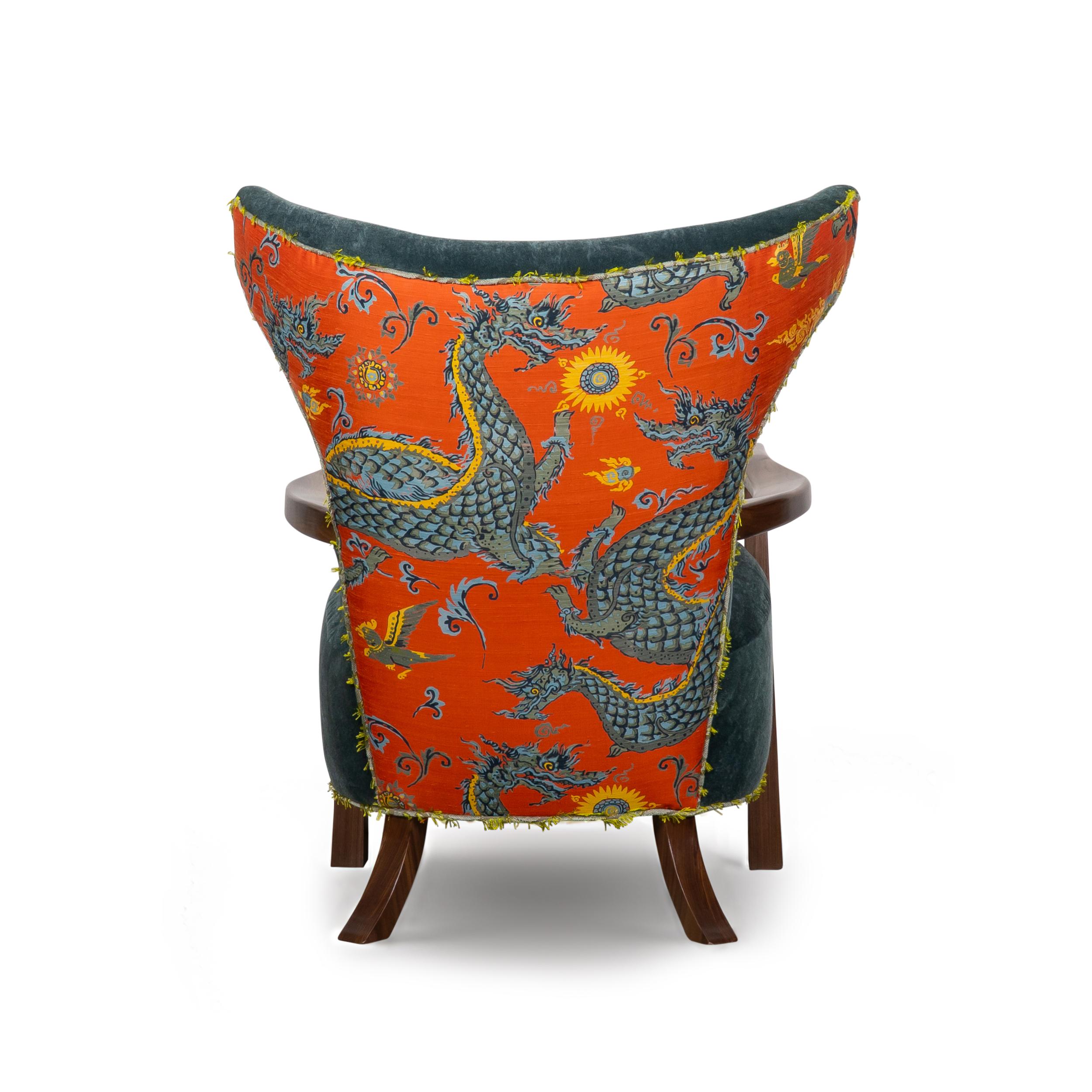 XXI secolo e contemporaneo Sedia Club alata in scala ridotta con seta con stampa a drago arancione e mohair blu in vendita