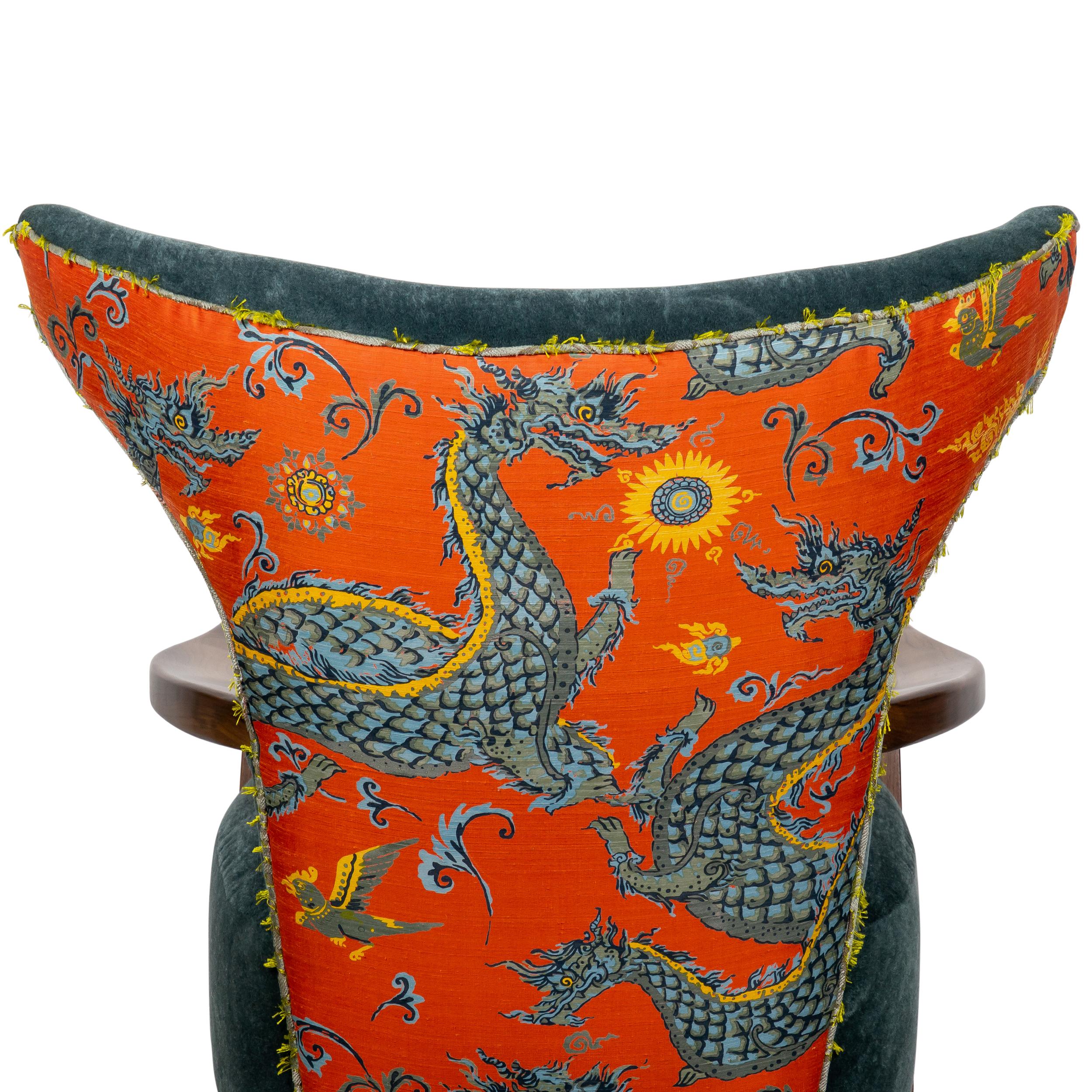 Sedia Club alata in scala ridotta con seta con stampa a drago arancione e mohair blu in vendita 1