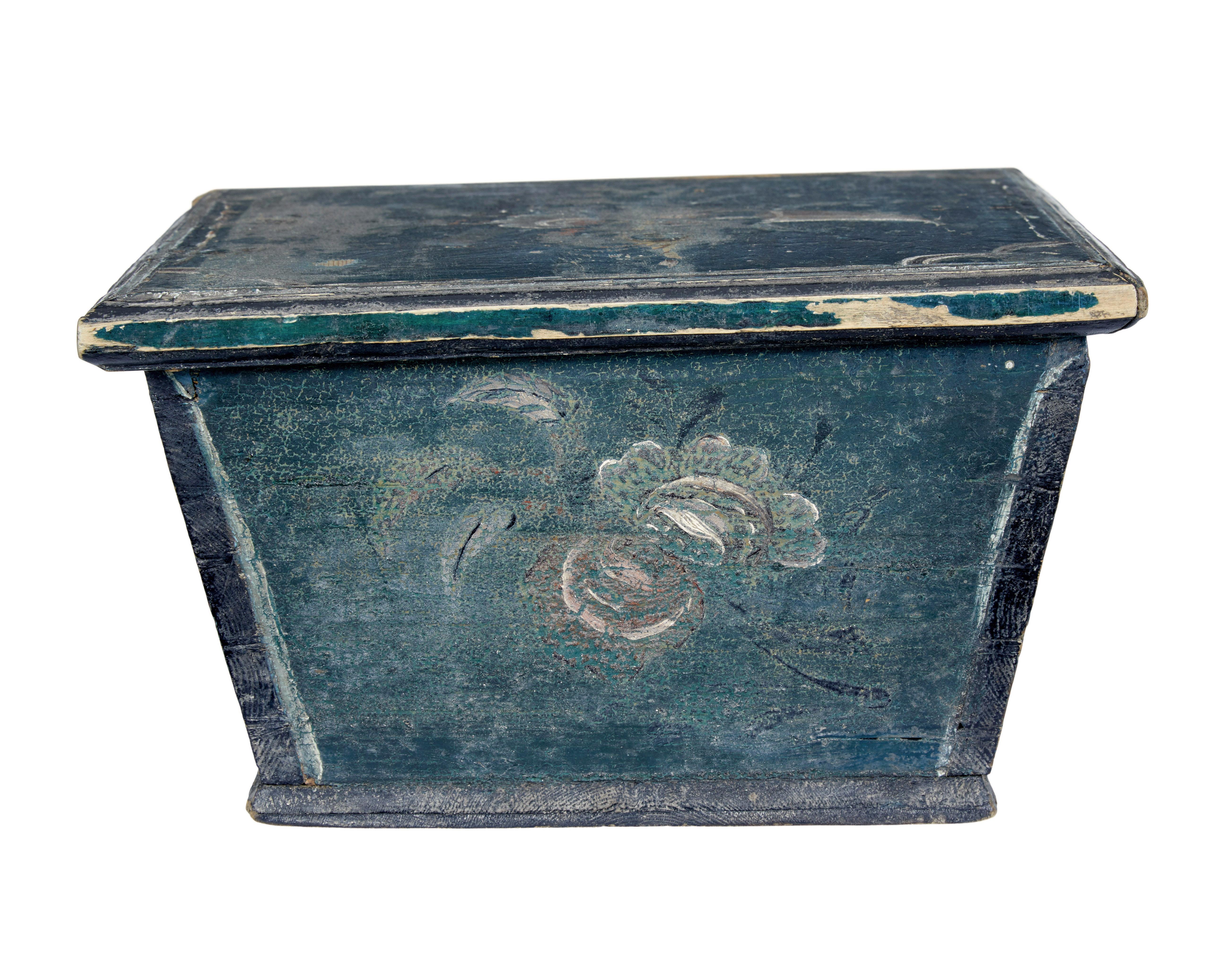 Fait main Petite boîte scandinave originale peinte du 19ème siècle en vente