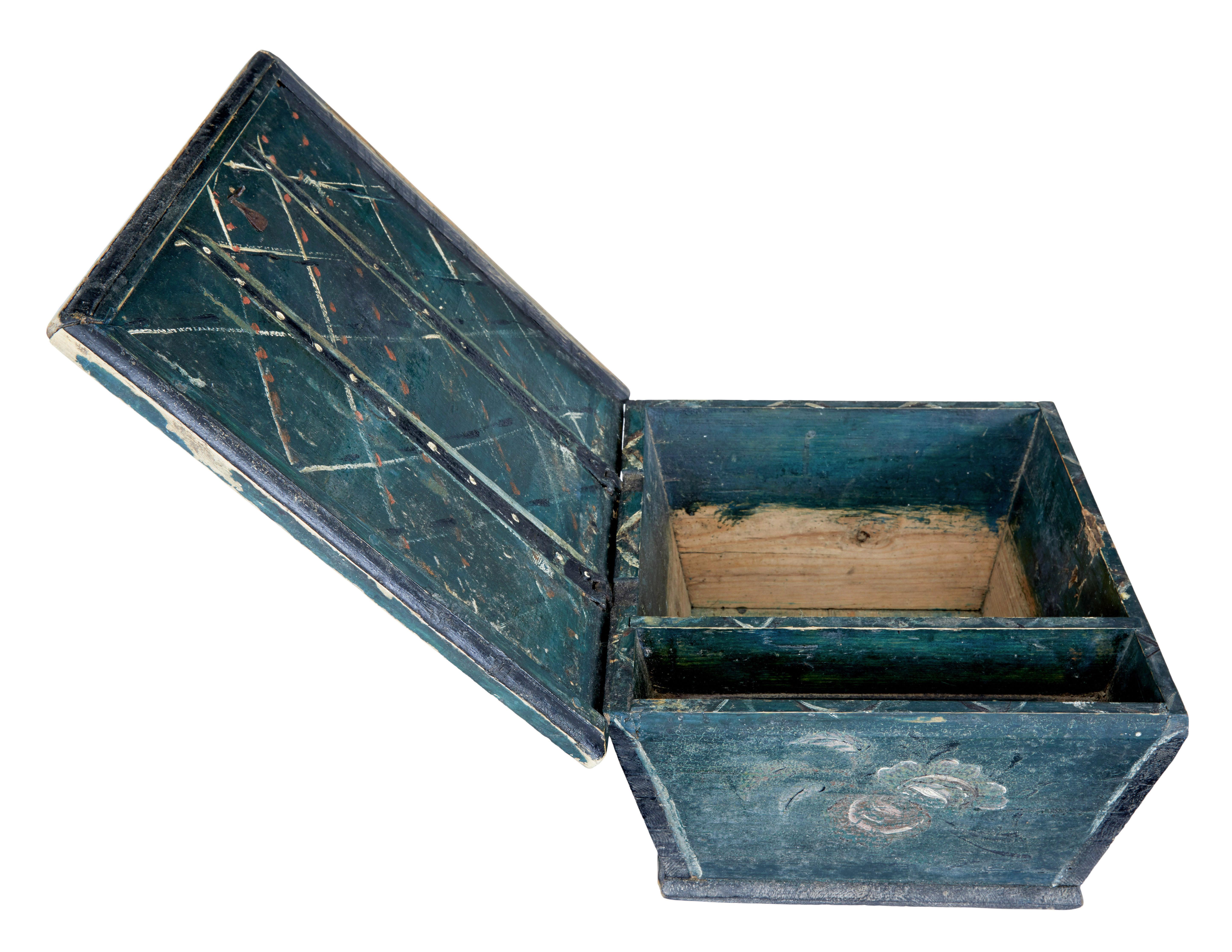 XIXe siècle Petite boîte scandinave originale peinte du 19ème siècle en vente