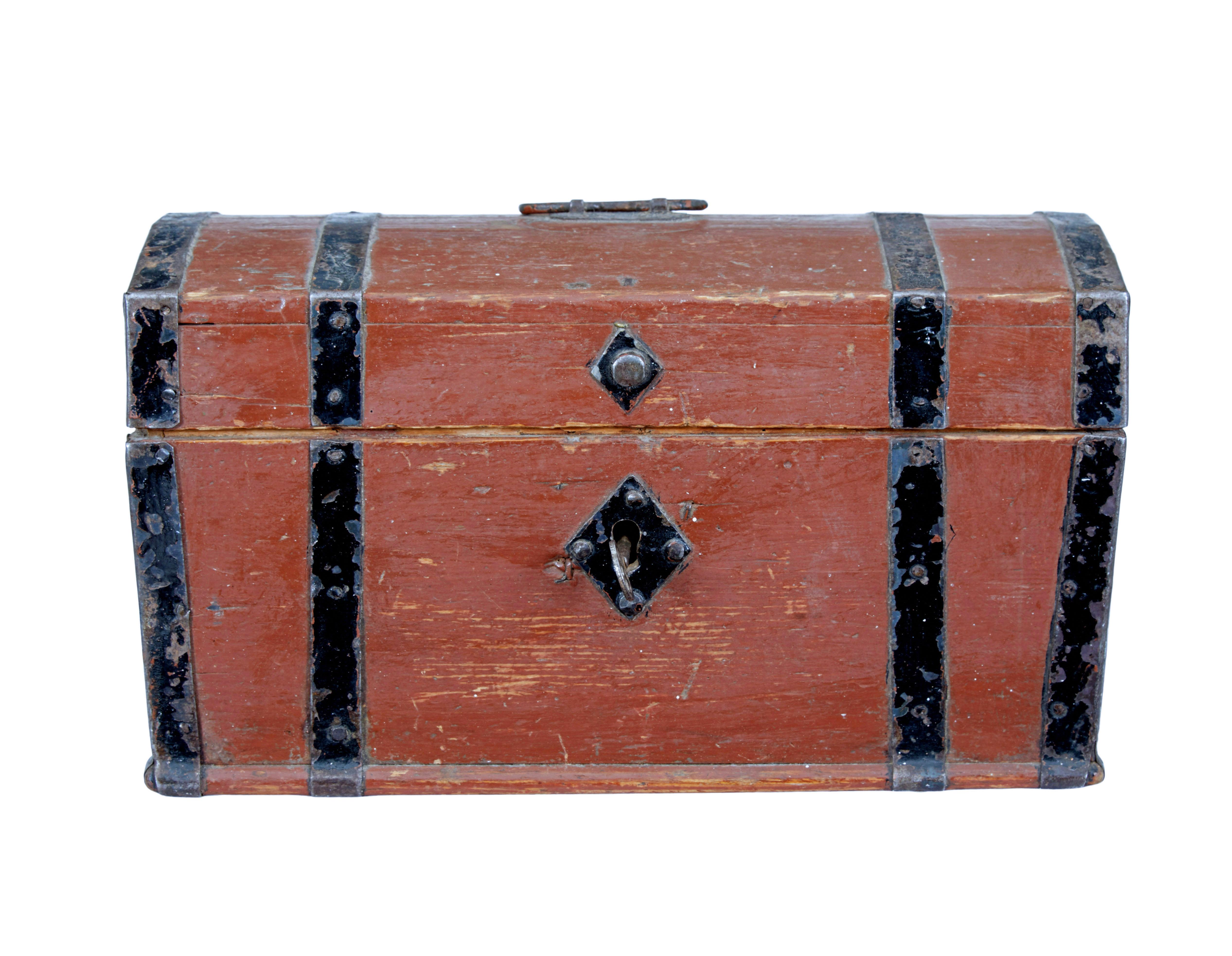 Small Scandinavian 19th century painted pine dome top box circa 1870.

Character painted pine box with black painted strap work and handle.  Working lock and key, but is a lock you need to learn with.

Expected minor losses to woodwork and paintwork.
