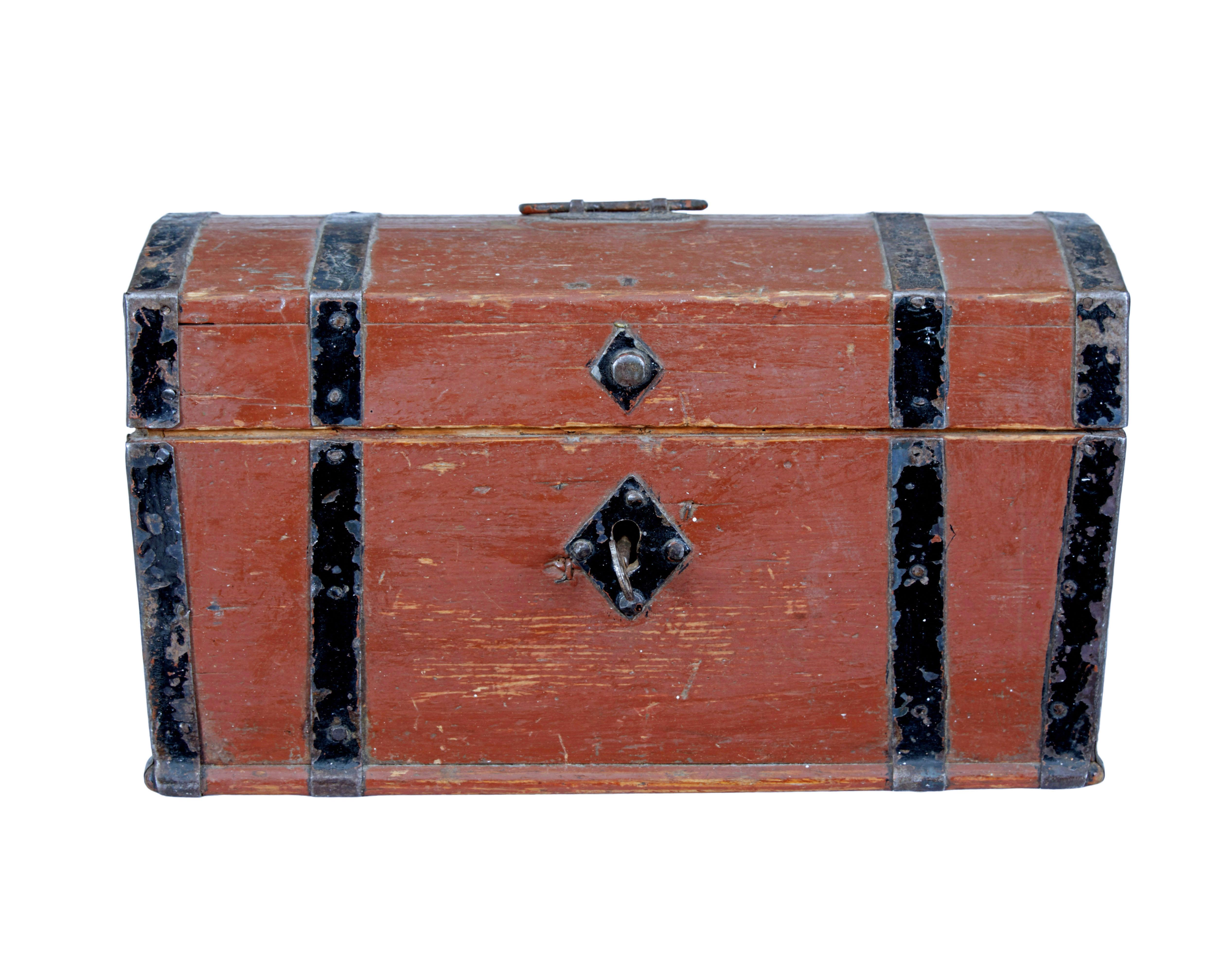 Piccola scatola scandinava a cupola in pino dipinto del XIX secolo, circa 1870.

Scatola di pino dipinta a mano con manico e cinghie dipinte di nero.  Il lucchetto e la chiave funzionano, ma è un lucchetto con cui devi imparare.

Si prevedono lievi