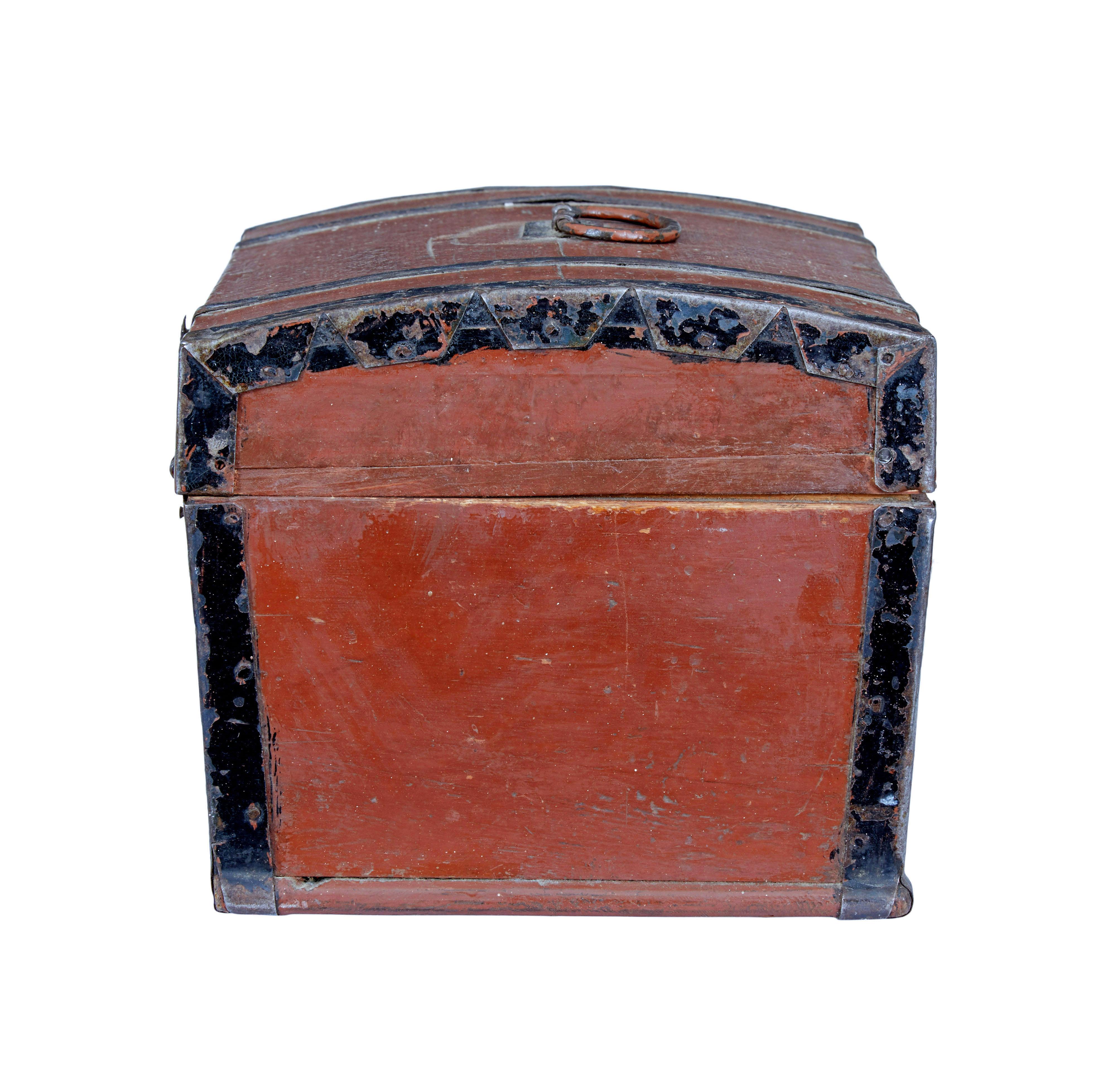 Piccolo cofanetto scandinavo a cupola in legno di pino dipinto del XIX secolo In condizioni buone in vendita a Debenham, Suffolk