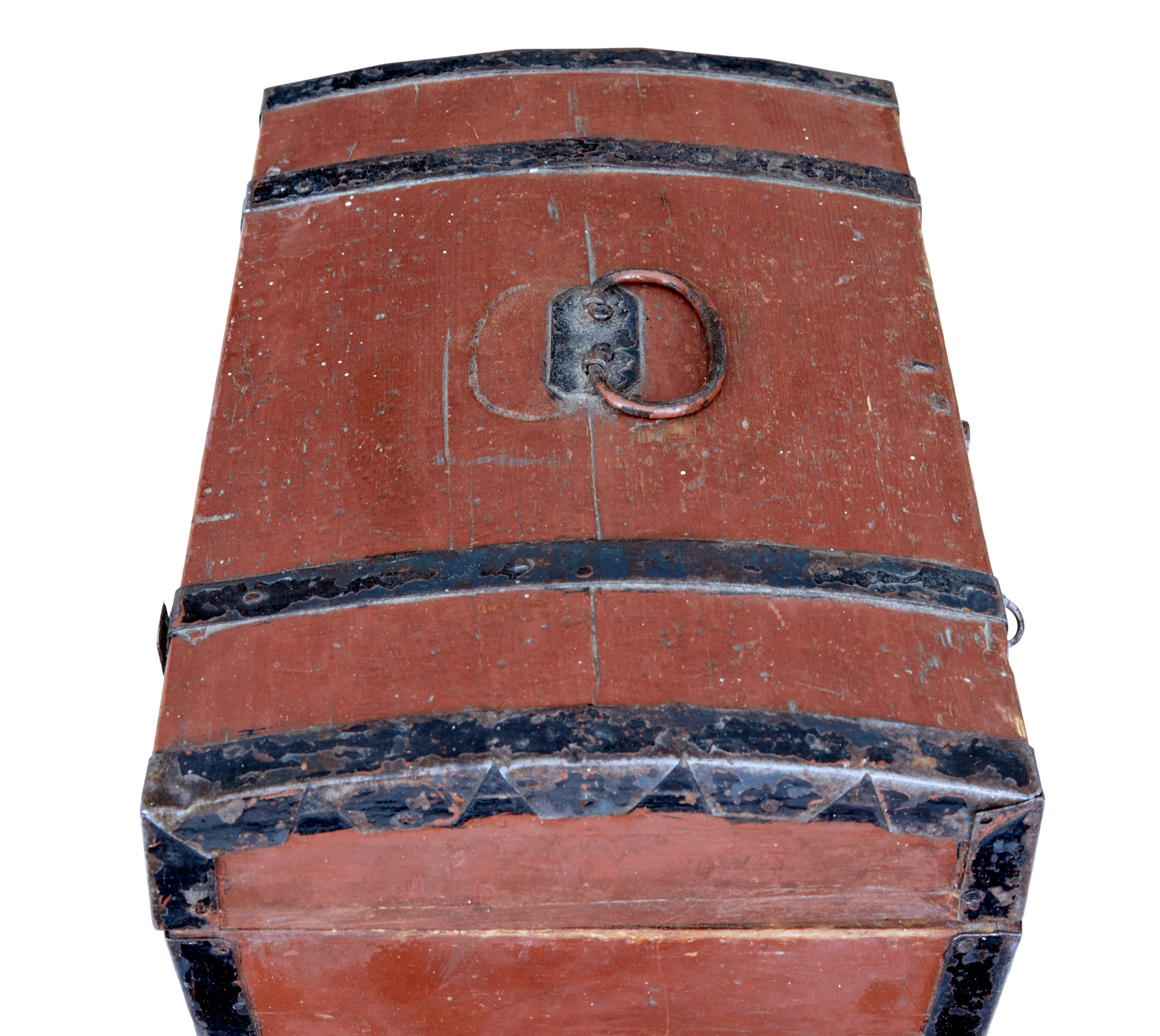 Metallo Piccolo cofanetto scandinavo a cupola in legno di pino dipinto del XIX secolo in vendita