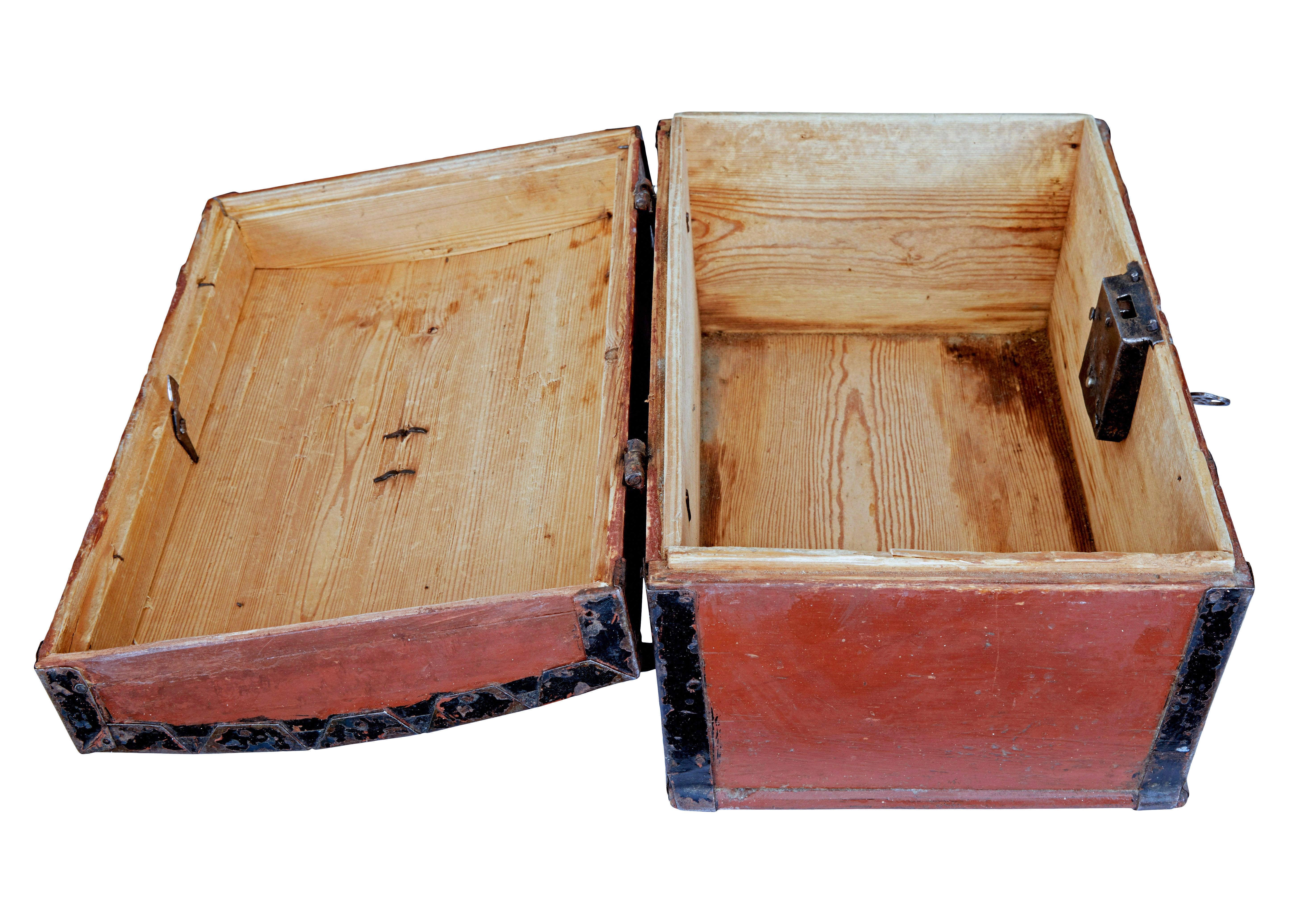 Piccolo cofanetto scandinavo a cupola in legno di pino dipinto del XIX secolo in vendita 1