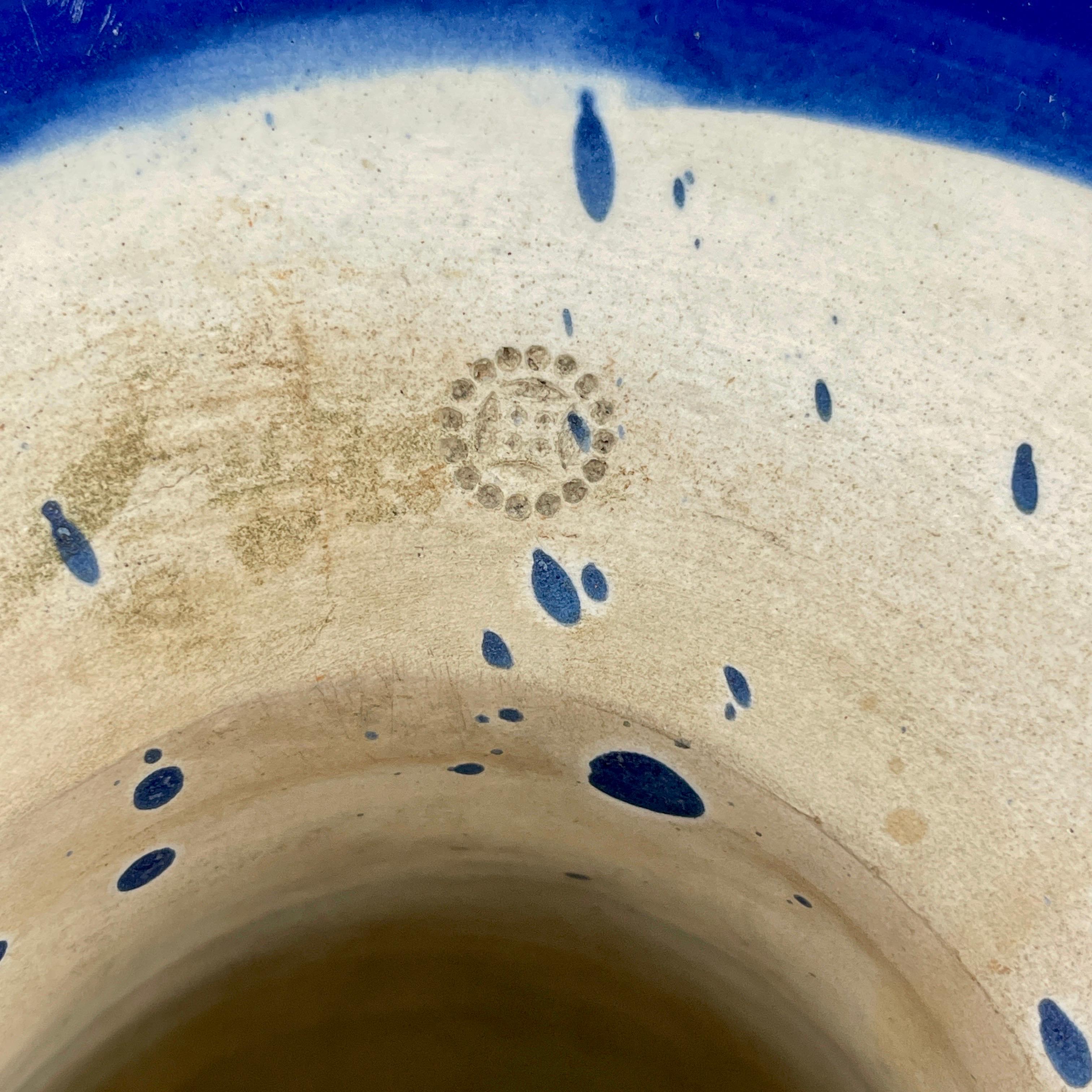 Kleiner skandinavischer kobaltblauer glasierter Keramiksockel im Angebot 3
