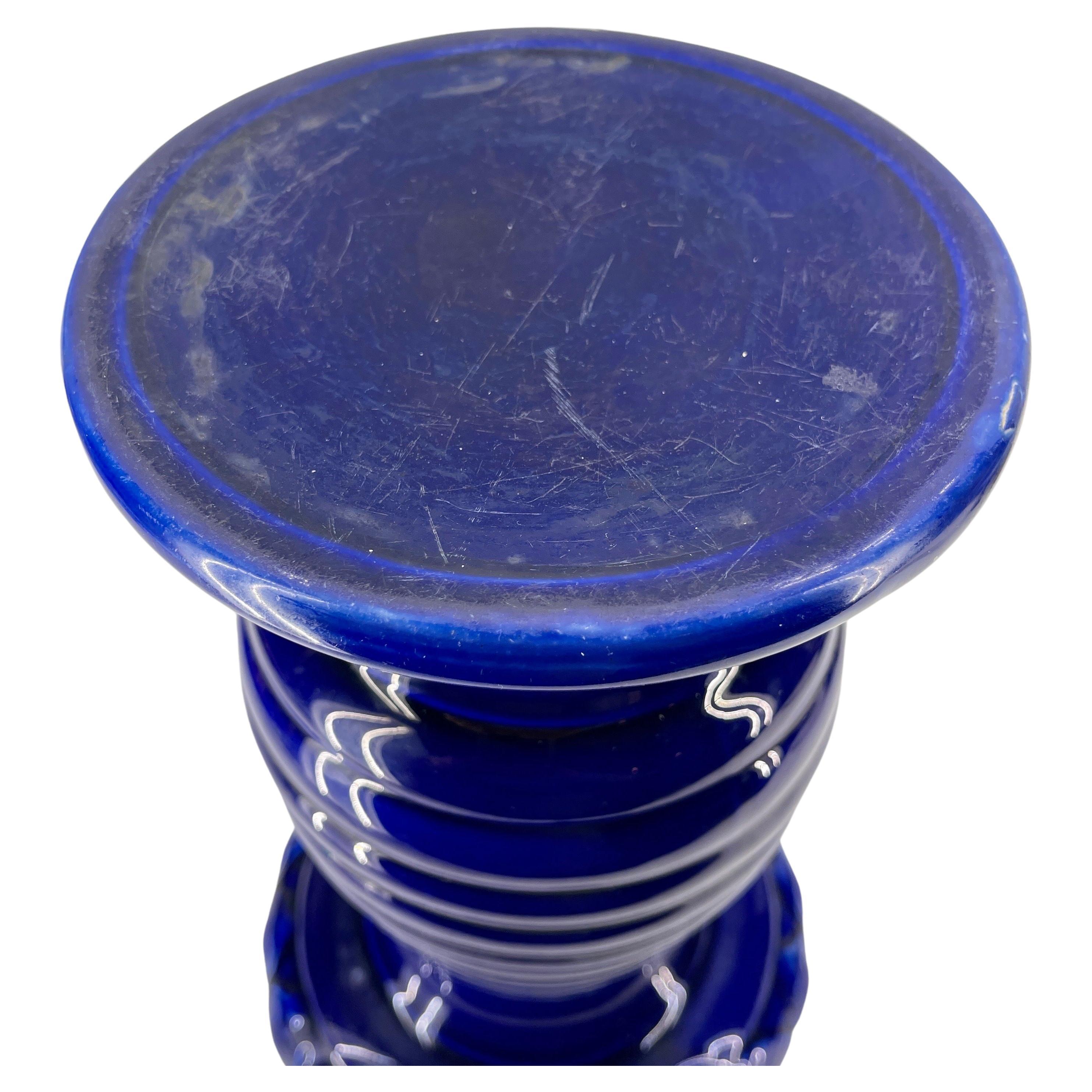 Kleiner skandinavischer kobaltblauer glasierter Keramiksockel (Moderne der Mitte des Jahrhunderts) im Angebot