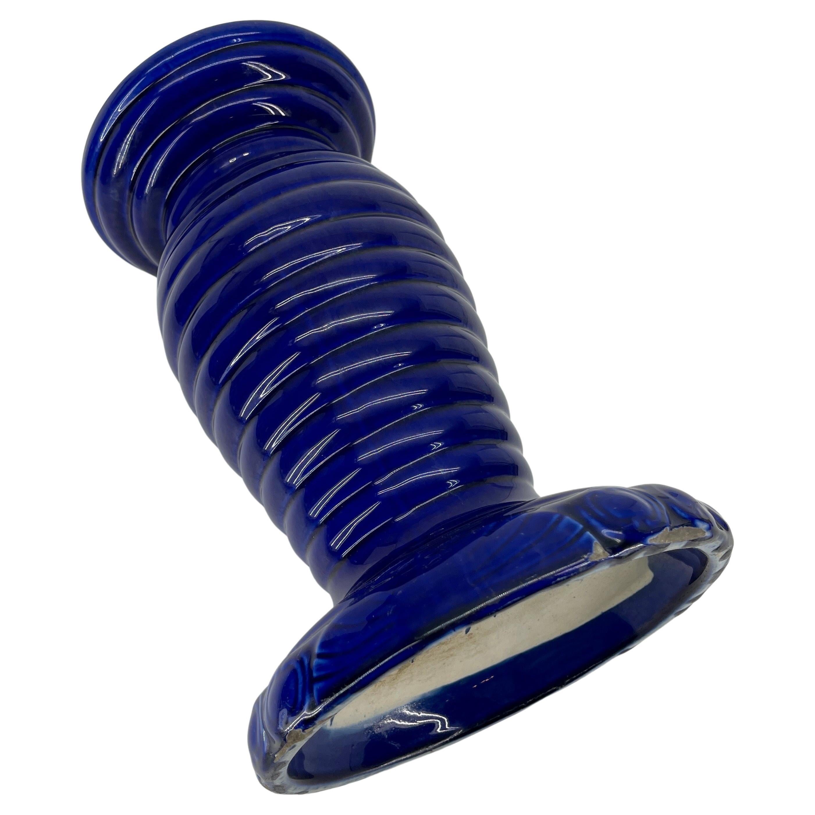 Kleiner skandinavischer kobaltblauer glasierter Keramiksockel (Skandinavisch) im Angebot