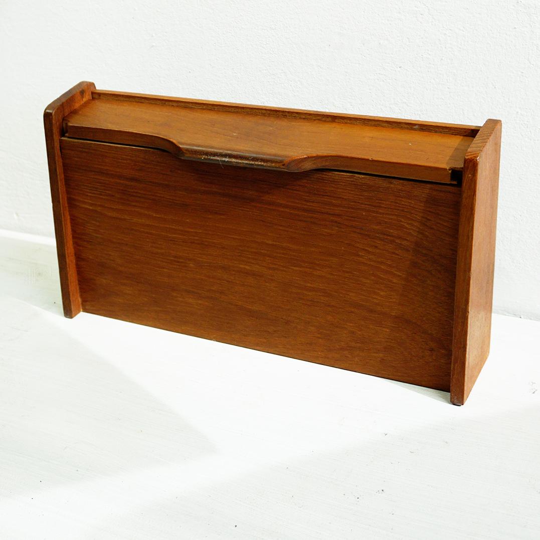 Small Scandinavian Floating Teak Chest of Drawers In Good Condition For Sale In Vienna, AT