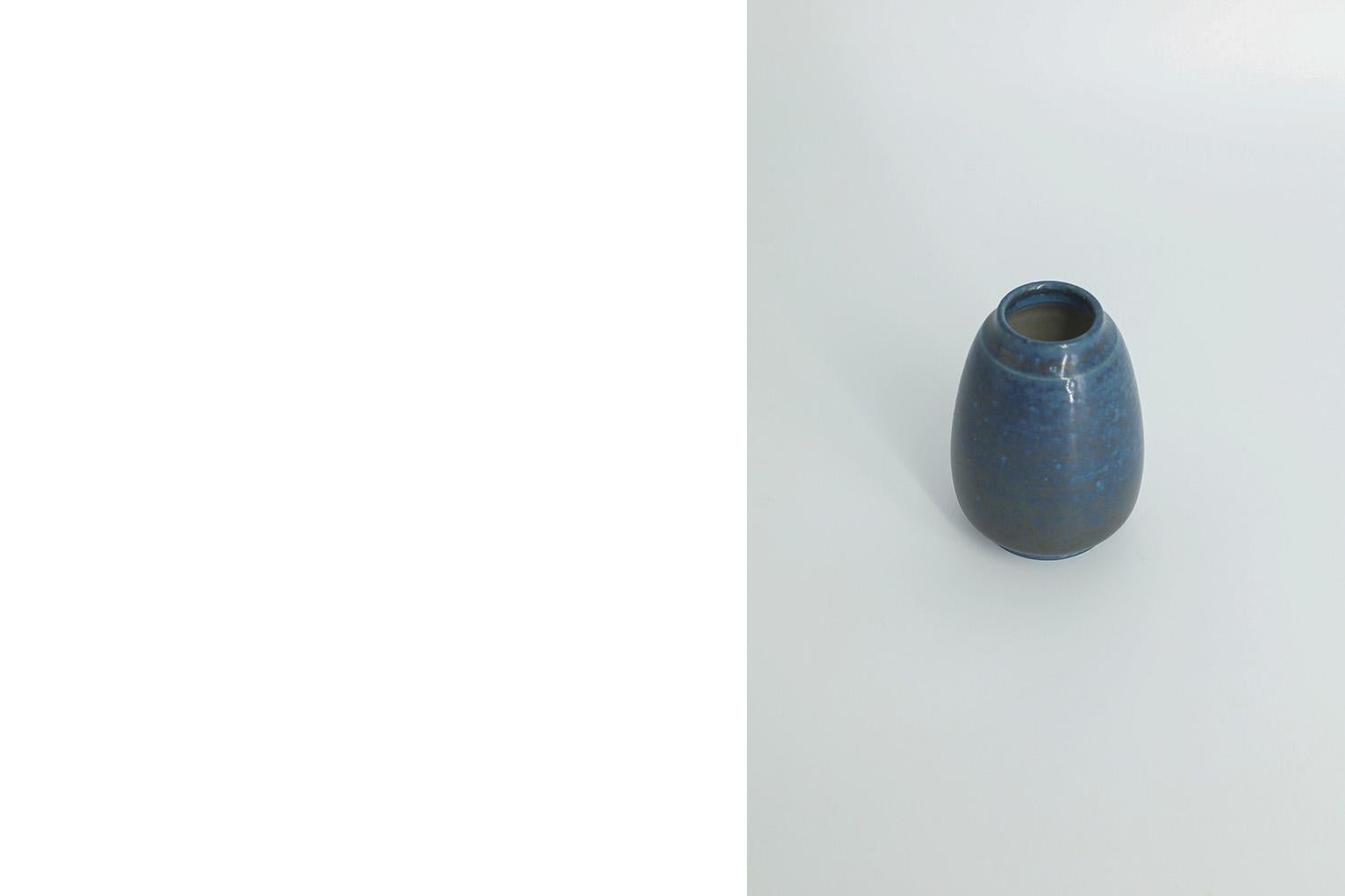 Small Scandinavian Modern Collectible Blue Stoneware Vase No. 108 by Gunnar Borg In Excellent Condition For Sale In Warszawa, Mazowieckie