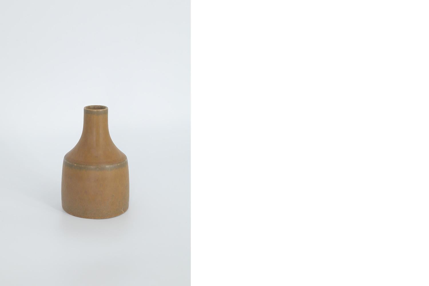 Small Scandinavian Modern Collectible Caramel Stoneware Vase by Gunnar Borg In Good Condition For Sale In Warszawa, Mazowieckie