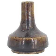 Kleine skandinavisch-moderne glasierte Vase aus braunem Steingut von Gunnar Borg